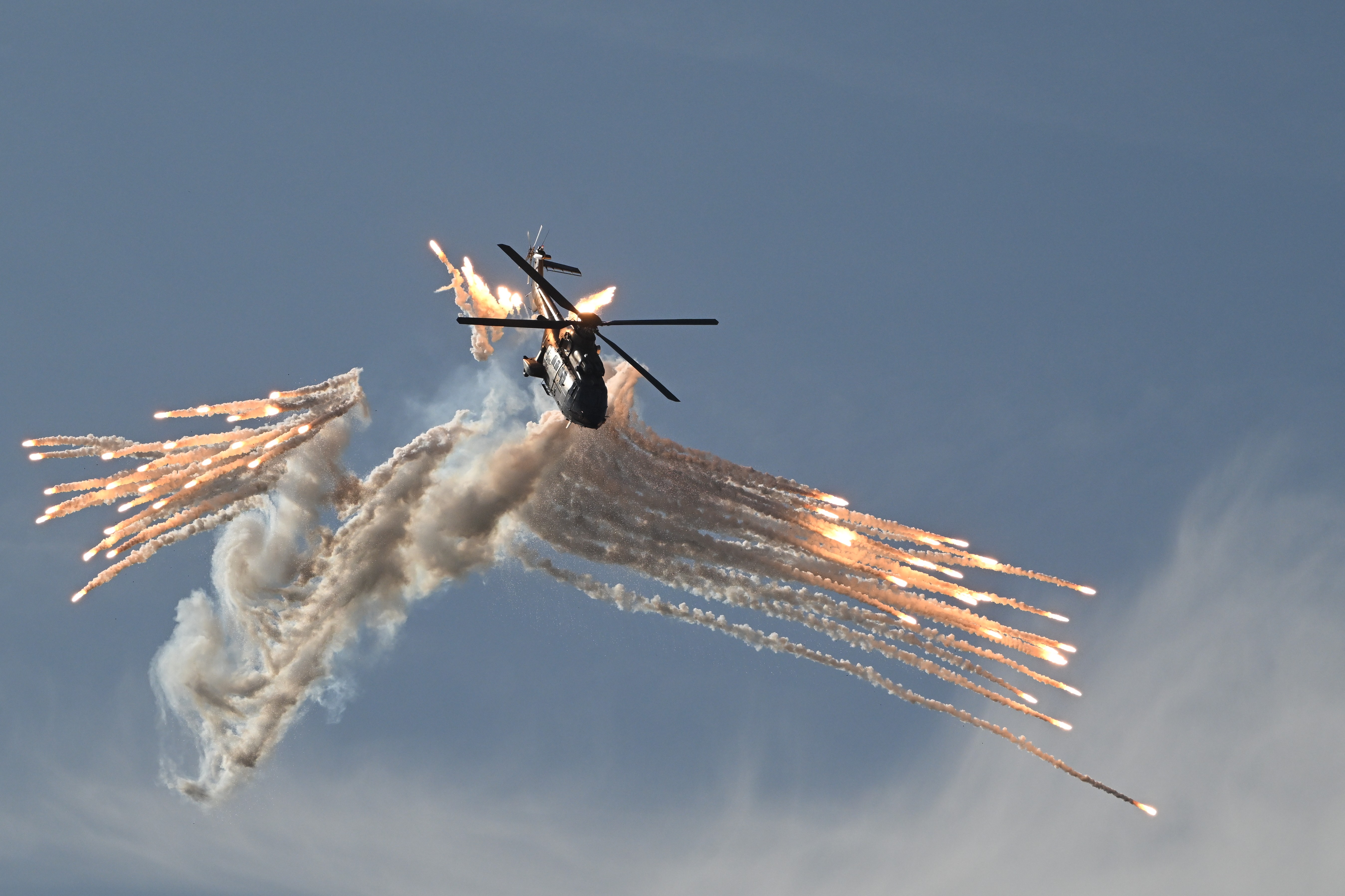 Samedi 3 octobre 2026 à l'occasion des Air and Space Days au Musée Suisse des transports de Lucerne (CH) une présentation éblouissante du Super Puma Display Team des Forces aériennes Suisse.https://www.vtg.admin.ch/de/super-puma-display-team ma photo prise avec un Nikon Z8 et objectif 70-200 mm f2.8