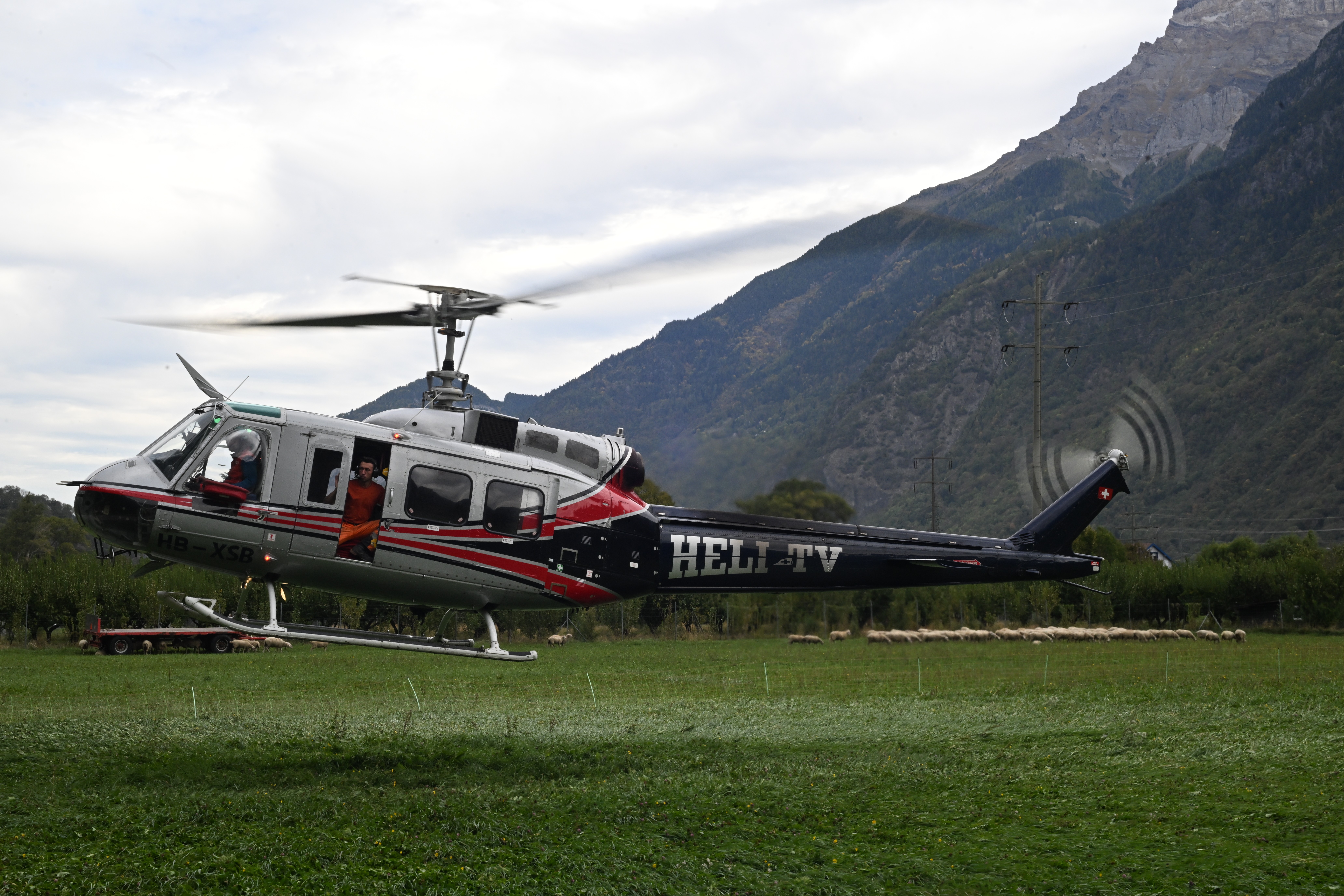 A Vernayaz dans le canton du Valais en Suisse, départ du Bell205A-1++ d'HeliTV HB-XSB après sa matinée de transports de rails, balast sur la ligne du Mont-Blanc-Express. Ce magnifique hélicoptère est de 1975 et fort utile pour des levages dans des endroits difficiles. photos prise le 16 octobre 2026 avec mon Nikon Z8 et 70-200 mm f2.8