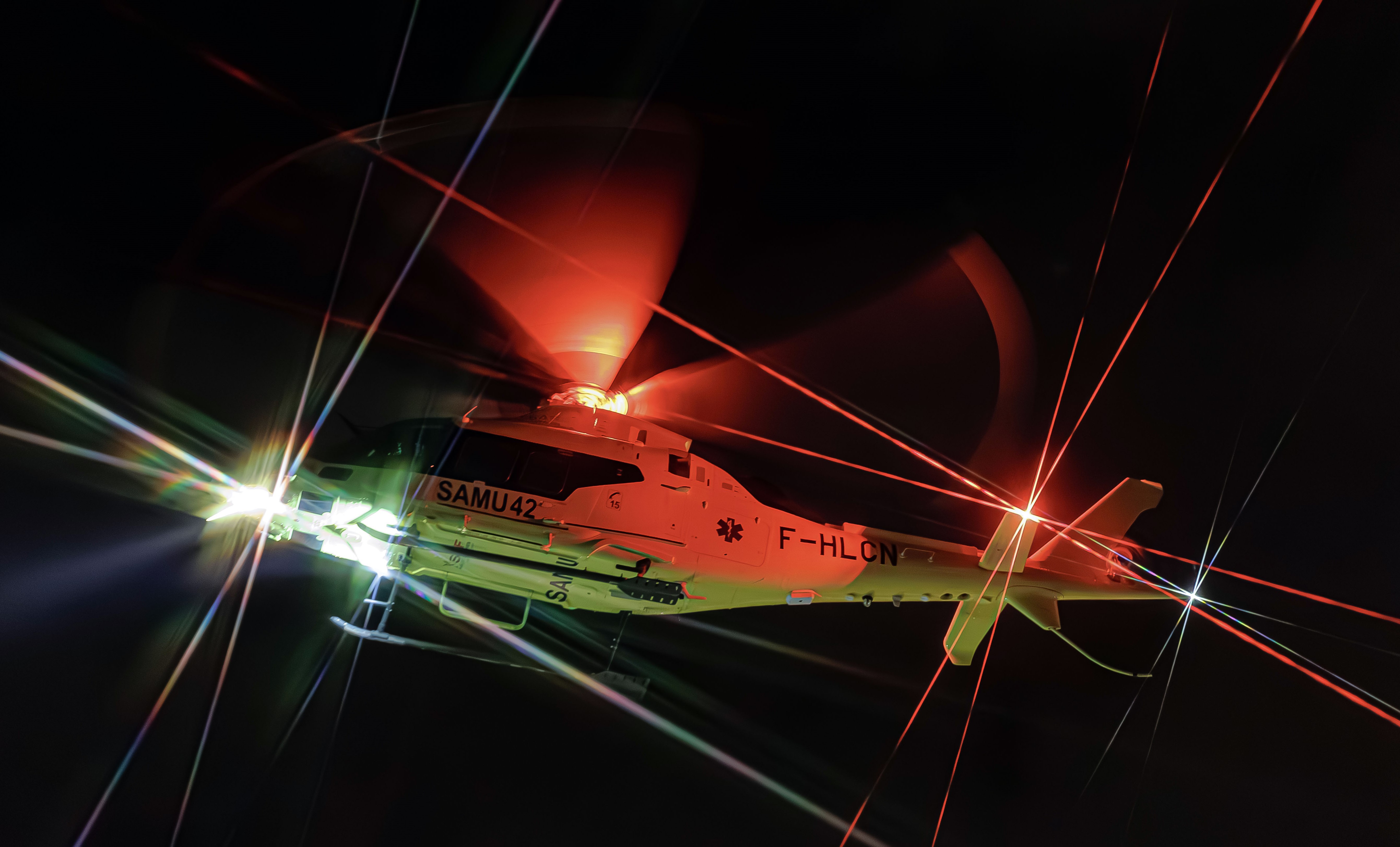 21 mai 2026 à 0h30  intervention de nuit   hélisa 42 à Roanne 
En phase de sécurité CP1 décollage de hélisurface de Roanne
hélicoptère du Samu 42 : hélicoptère Leonardo AW109 F-HLCN - Trekker SAMU42
🚁Thank you Team Helismur 42 - 
📸Matériel Canon R6 / Sigma 70 200 /2,8 sport 
temps exp 1/50 - - AV f/2,8 - focale 100mm - Iso 12800 / filtre kf concept .