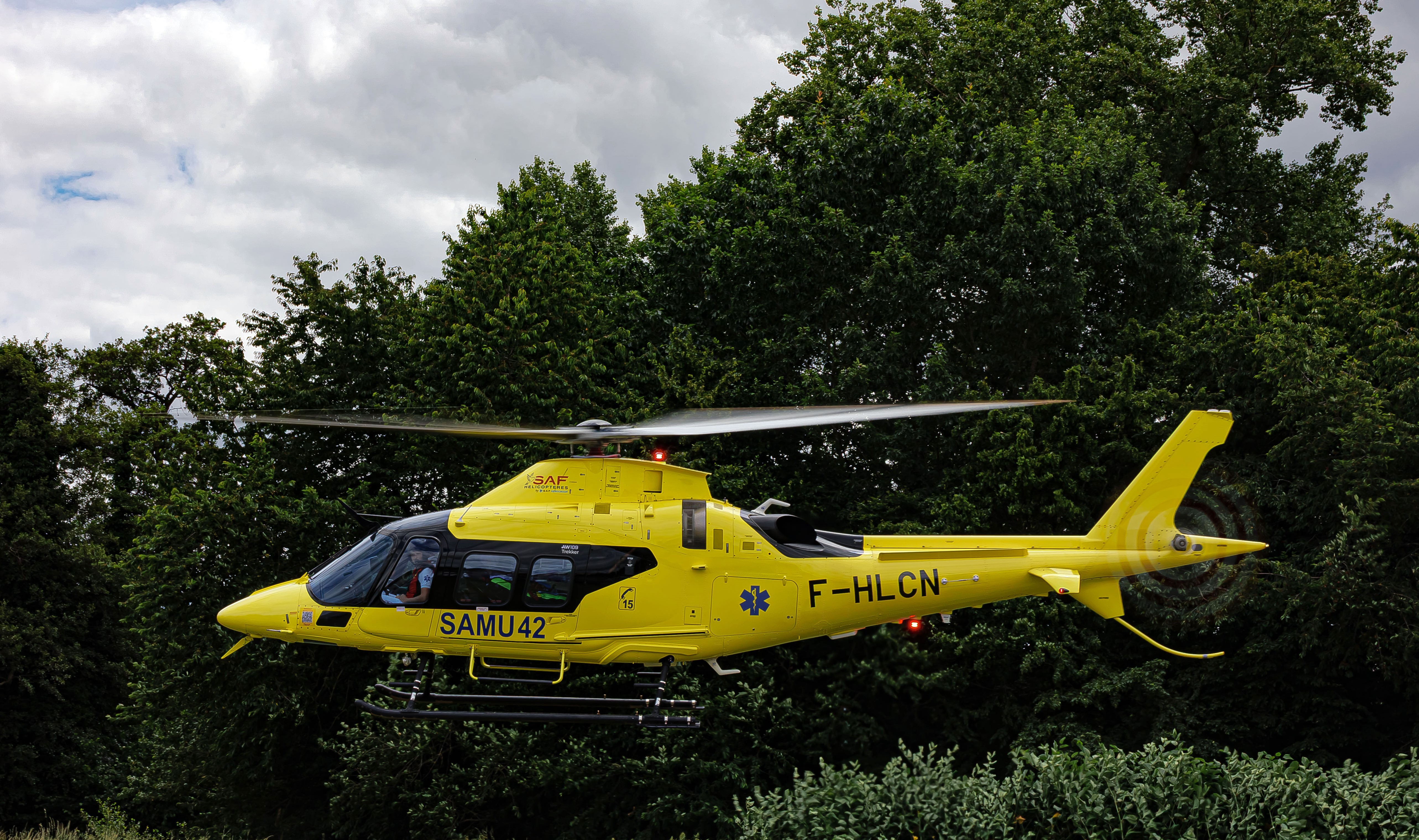 Depuis la dz de la clinique du renaison 42 , quelques secondes de vol stationnaire
hélicoptère Leonardo AW109 F-HLCN - Trekker SAMU42
🚁Thank you Team Helismur 42 - Helisa 😉
📸Matériel Canon R6 / Sigma 70 200 /2,8 sport 
(mode tv - temps exp 1/125 - AV f/22- focale80  mm - Iso 200 )