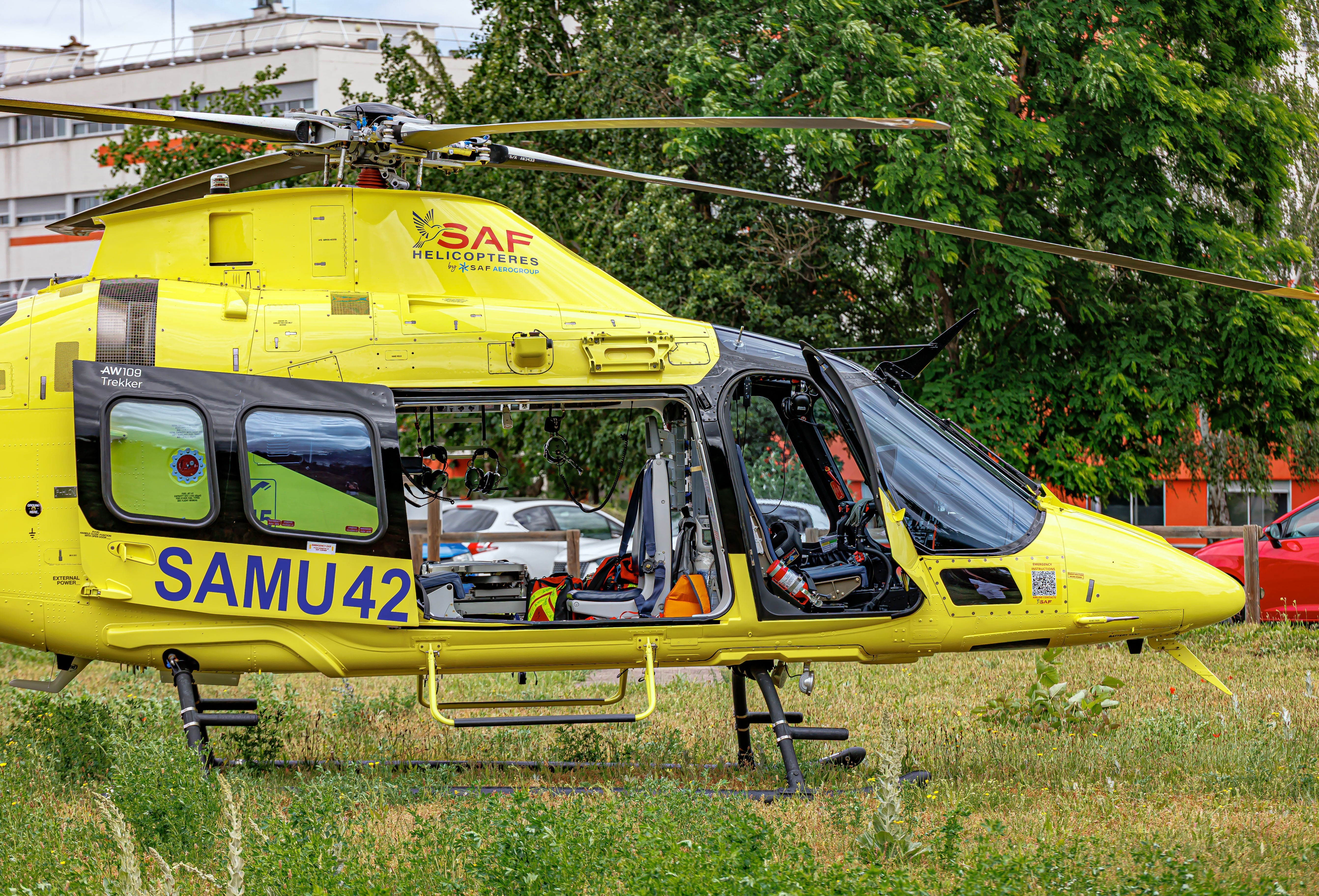 Helisa 42  pose sur la dz de  la  clinique du Renaison ( France )
hélicoptère Leonardo AW109 F-HLCN - Trekker SAMU42
🚁Thank you Team Helismur 42 - Helisa   😉
📸Matériel Canon R6 / Sigma 70 200 /2,8 sport