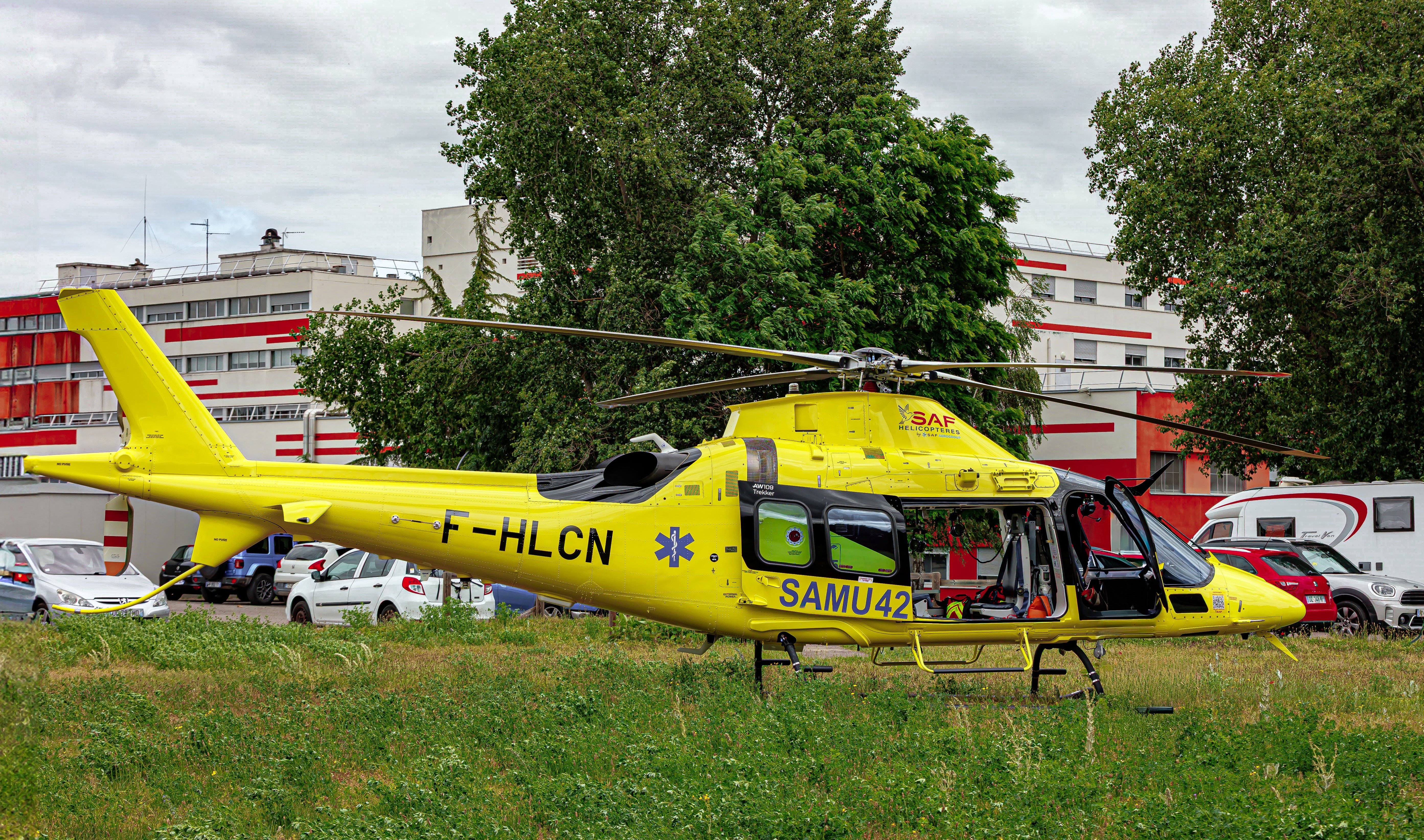 Helisa 42 pose sur la dz de  la  clinique du Renaison 
hélicoptère Leonardo AW109 F-HLCN - Trekker SAMU42
🚁Thank you Team Helismur 42 - Helisa   😉
📸Matériel Canon R6 / Sigma 70 200 /2,8 sport