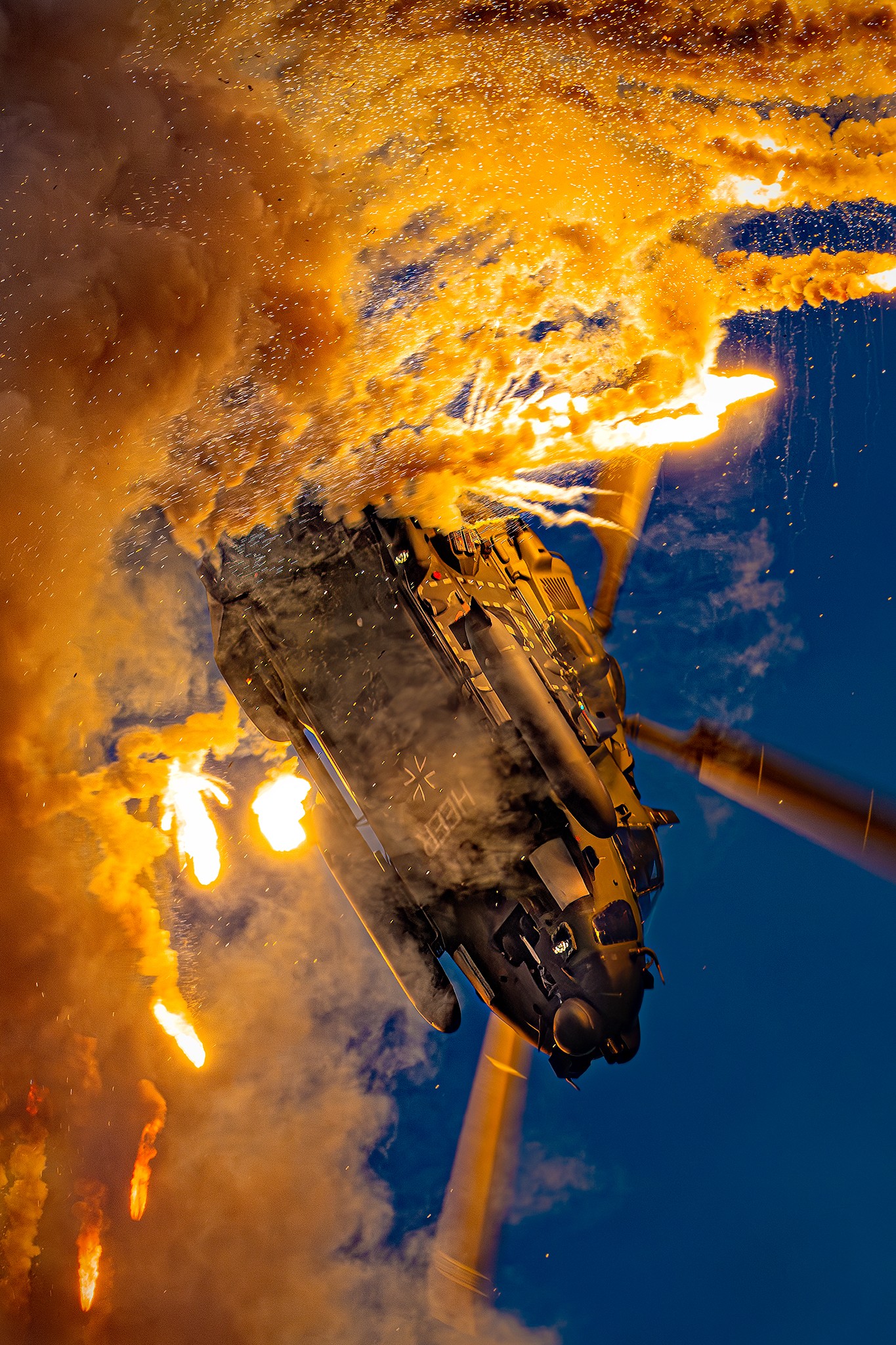 The German Army Aviation NH90 Display Team delivered an impressive display at the Antidotum Airshow in Poland, featuring a spectacular full-flare deployment.