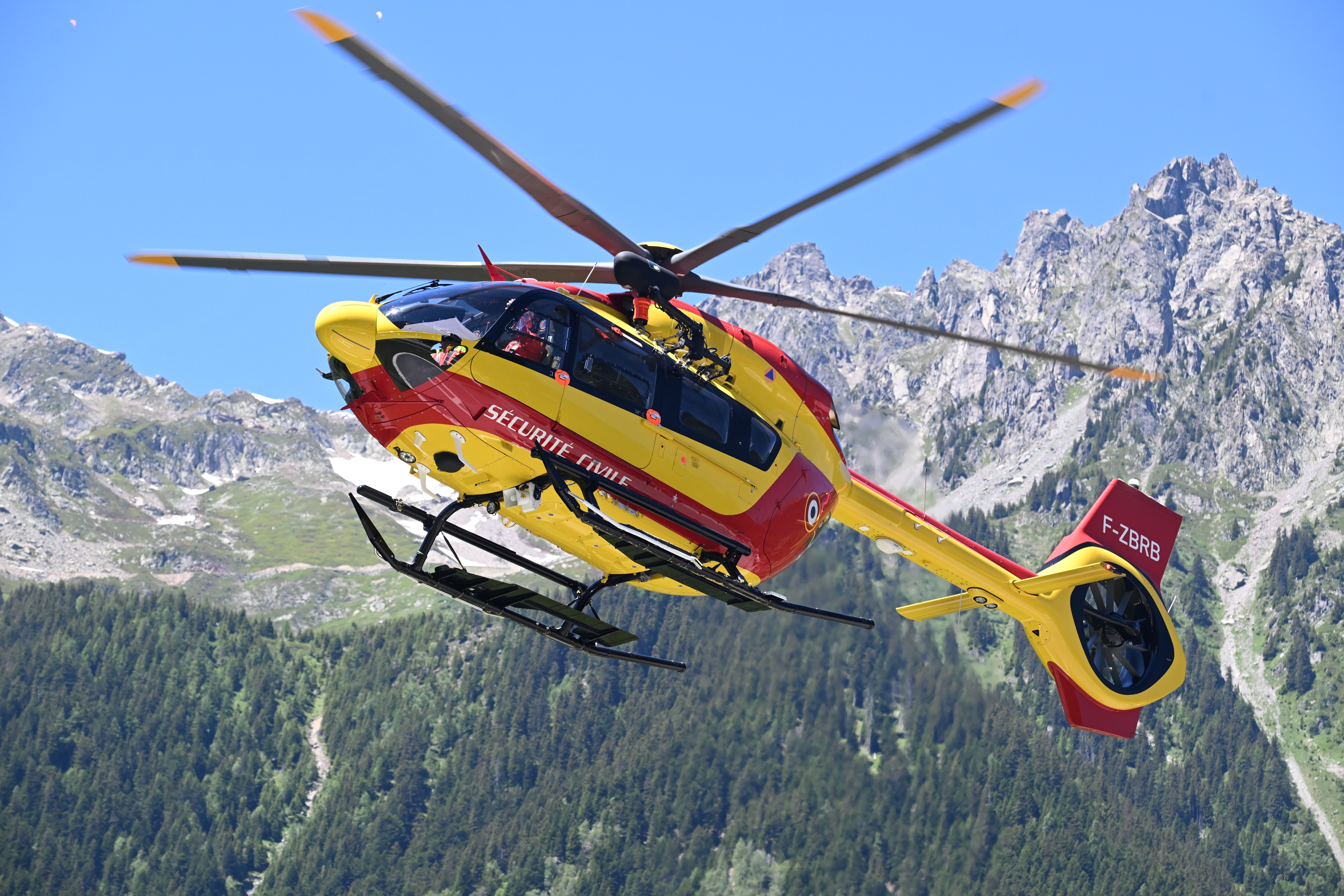 base de secours à Chamonix l'Airbus H145 D3 F-ZBRB Dragon74 à effectués plusieurs sorties le 13 juin 2026 dans le massif du Mont-Blanc affin de porter secours aux personnes en danger. Nikon Z8 adaptateur et 70-200mm f2.8