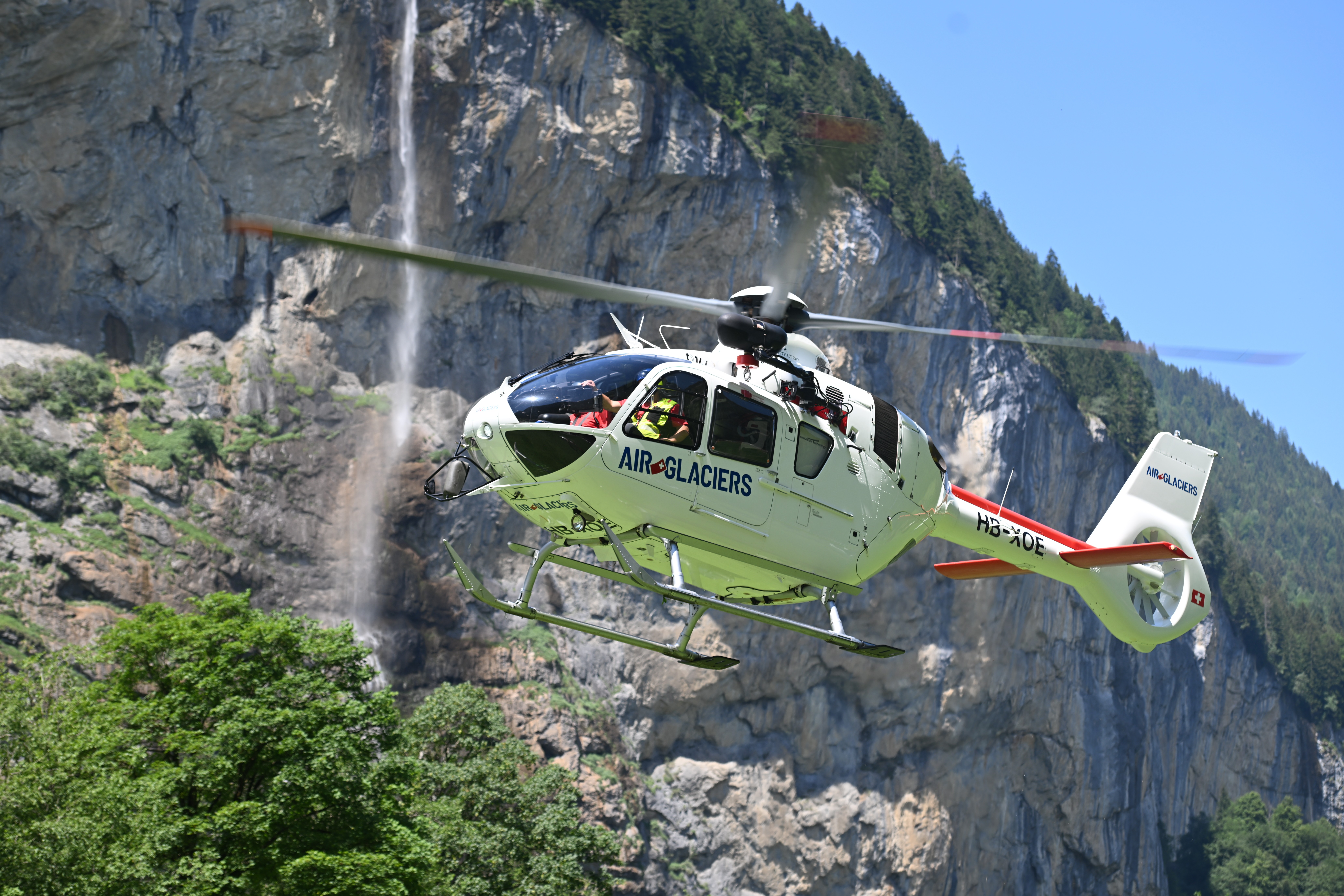 à l'occasion des 55 ans de la base d'Air-Glaciers de Lauterbrunnen le 21 juin dans un décors de carte postale avec cette cascade l'EC135T3 HB-XOE(2) partit pour une mission de sauvetage. Nikon Z8 adaptateur et 70-200mm f2.8
