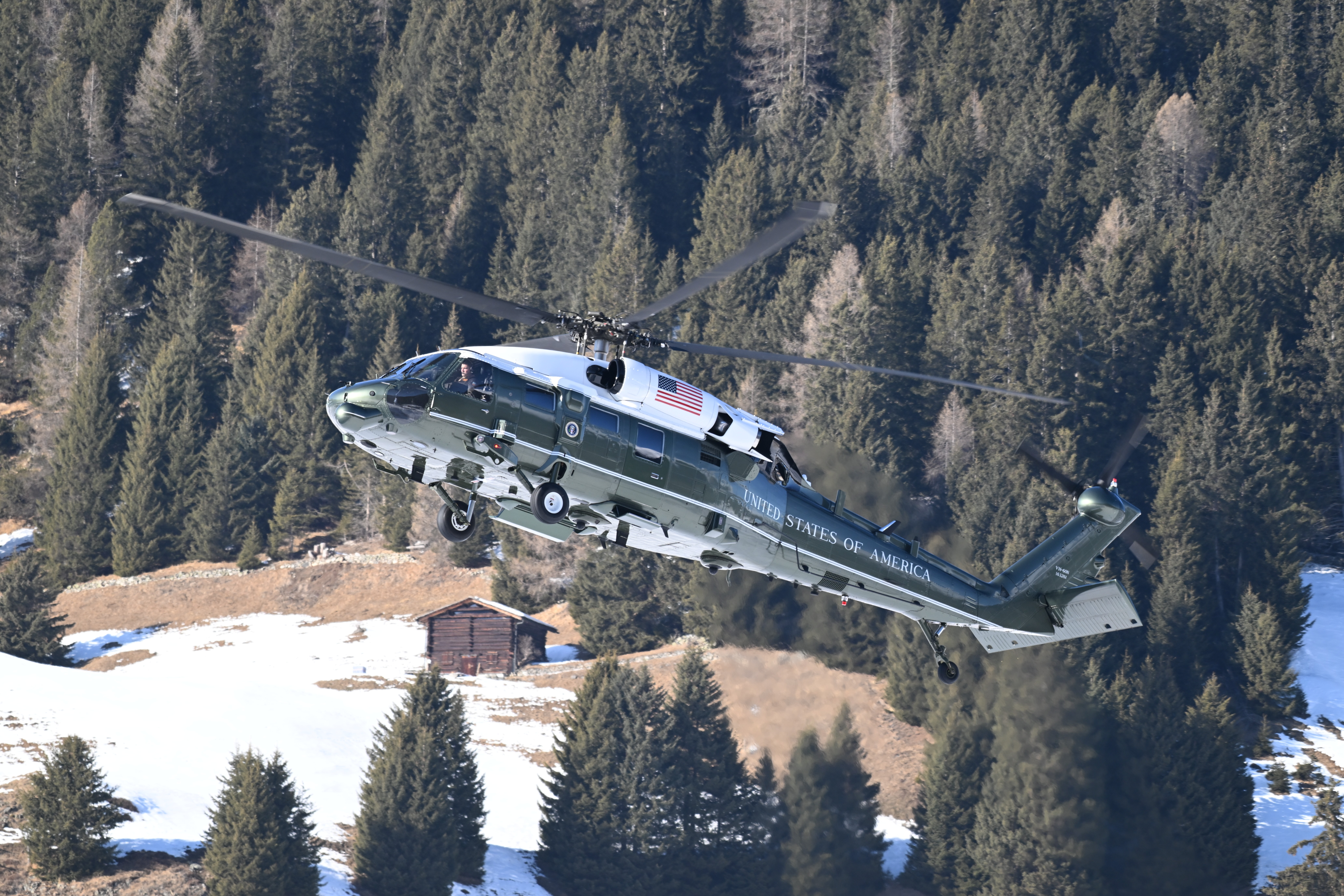 à l'occasion du WEF, World Economic Forum 2026 de Davos, le Président US est venu à bord de ce white hawk escortés par un autre white hawk et deux Black hawk et deux Super Puma le 21 janvier 2026. Nikon Z8 adaptateur et 200-500mm f5.6