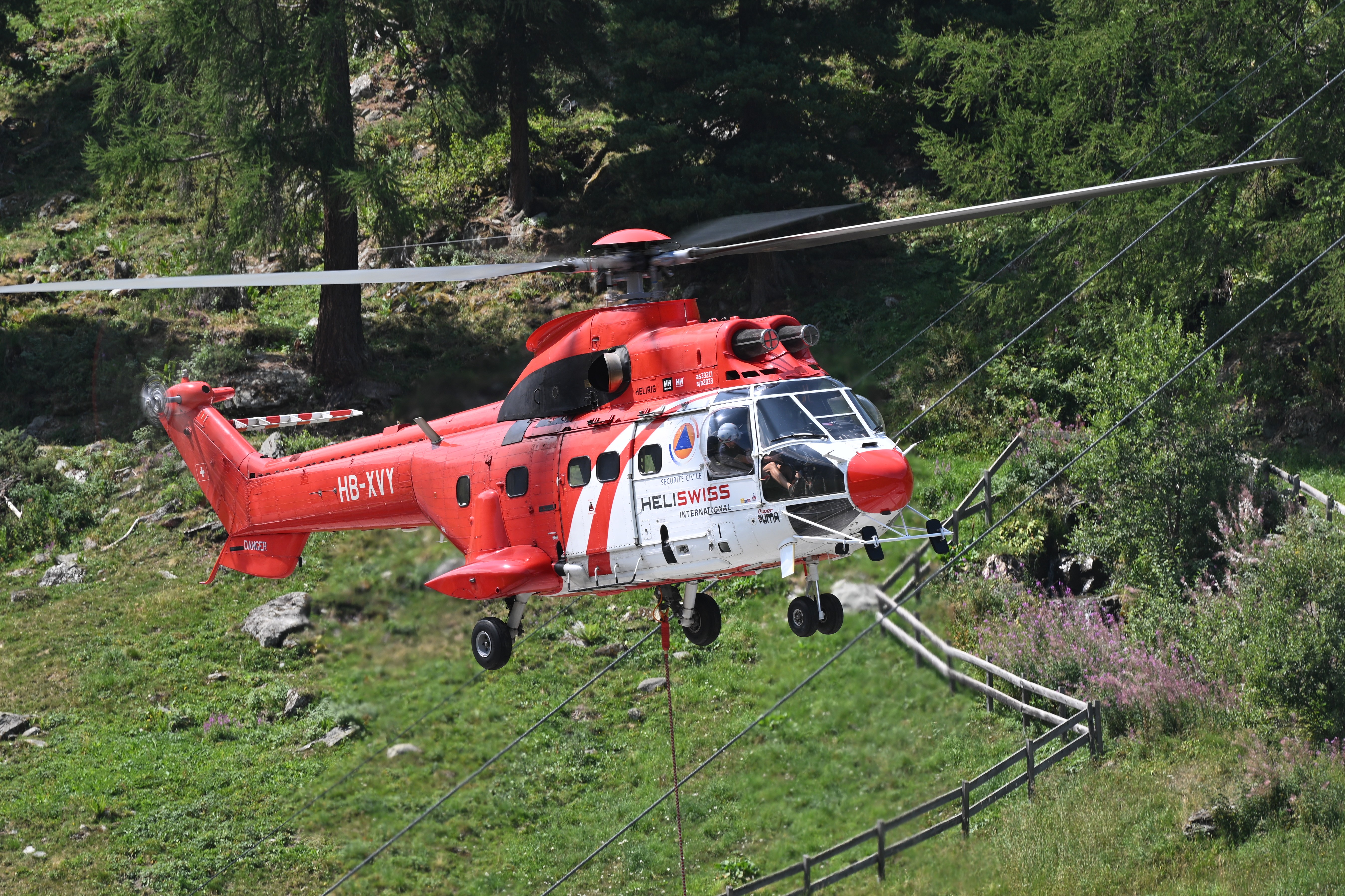 Super Puma HB-XVY d'Heliswiss International lors du montage d'un télé vers Siviez en Valais (CH) le mardi 11 août 2026. photo prise avec un Nikon Z8 adaptateur et 70-200mm f2.8