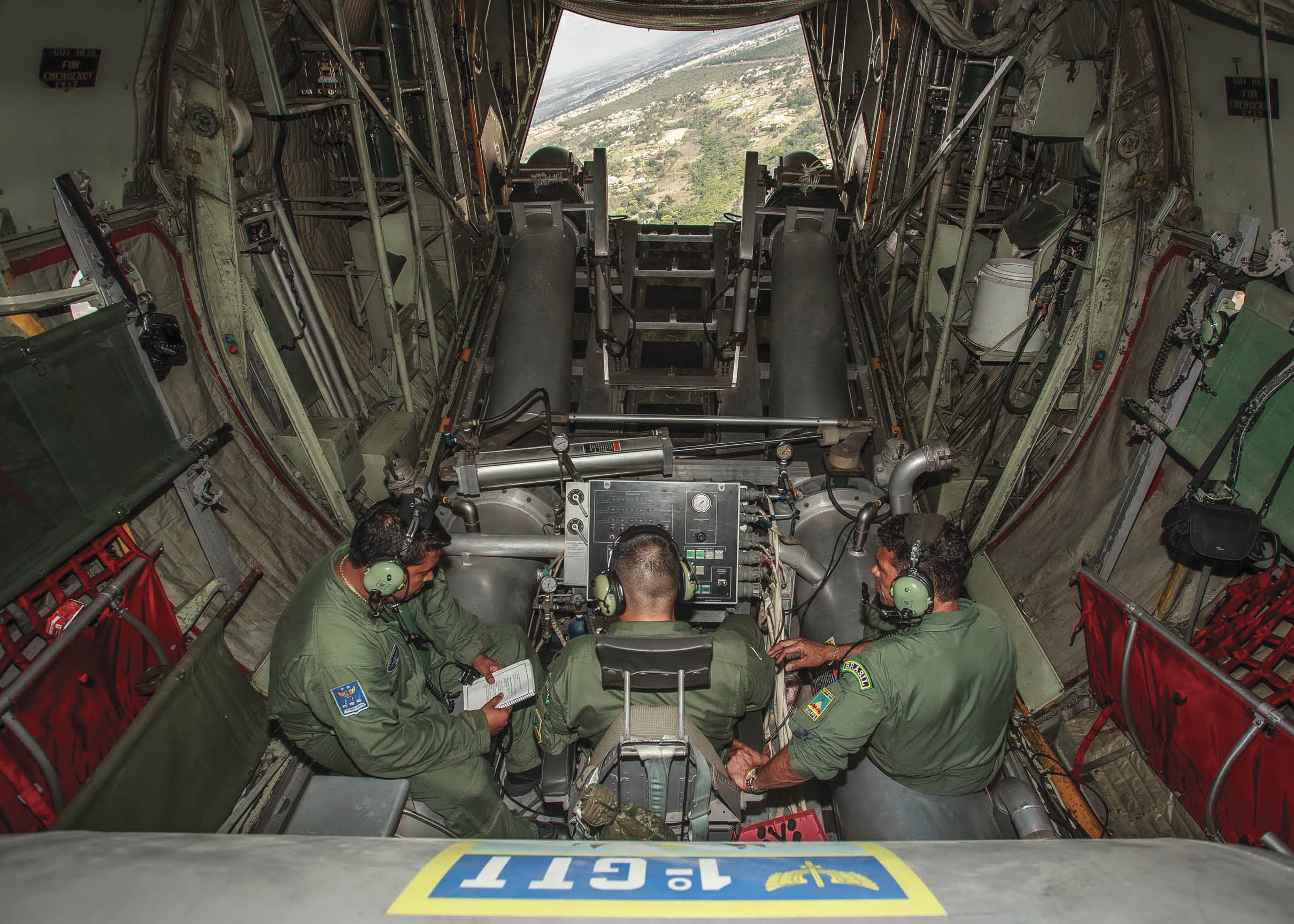 Treinamento de combate  inc ndio com aeronave C-130 do 1º GTT equipada com o MAFFS.