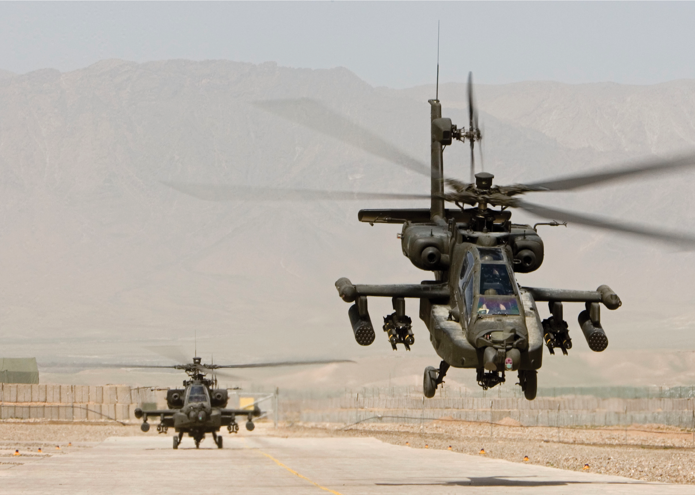 Afghanistan, Tarin Kowt, Kamp Holland. 27 maart 2007 Apaches van de Koninklijke Luchtmacht zijn gestationeerd op Kamp Holland. Foto: Vanaf het heliplatform op Kamp Holland, Tarin Kowt start een duo van Apaches aan hun missie, bijna volledig volgehangen met munitie.