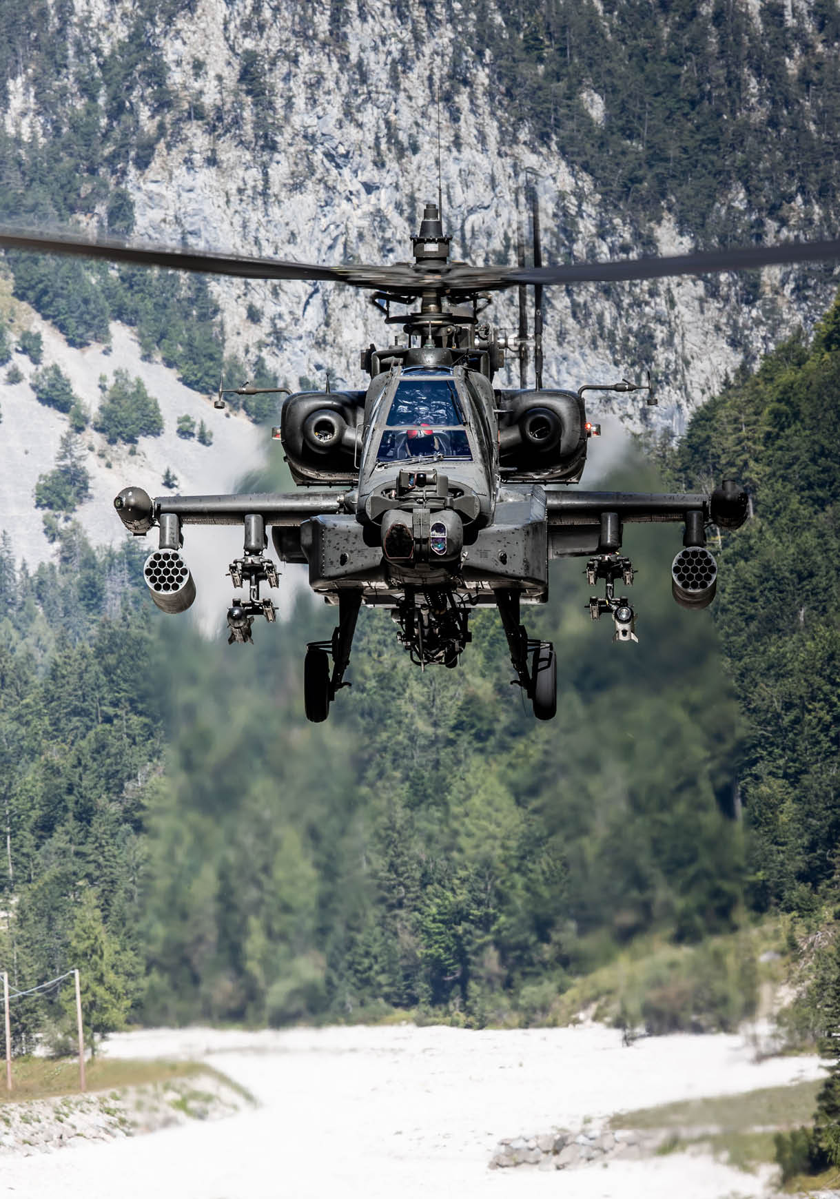 Aviano, 5 September 2023. Helikopters van het Defensie Helikopter Commando beoefenen het vliegen en landen in bergachtig terrein. Dit gebeurt in de Italiaanse Dolomieten vanaf de Italiaanse luchtmachtbasis Aviano.