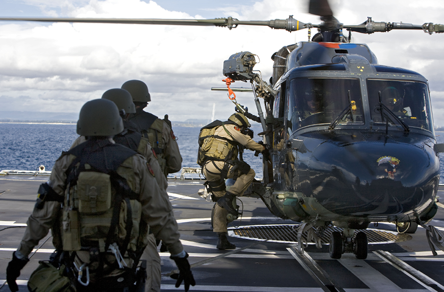 Op Zee aan de kust van Mombassa Kenia, 04-04-2008. Embarkeren Force Protection Team aan boord van de Jaikur II. Zij werden overgebracht dmv de Lynx helicopter van Hr. Ms. Evertsen, gebruikmakend van een fast rope.