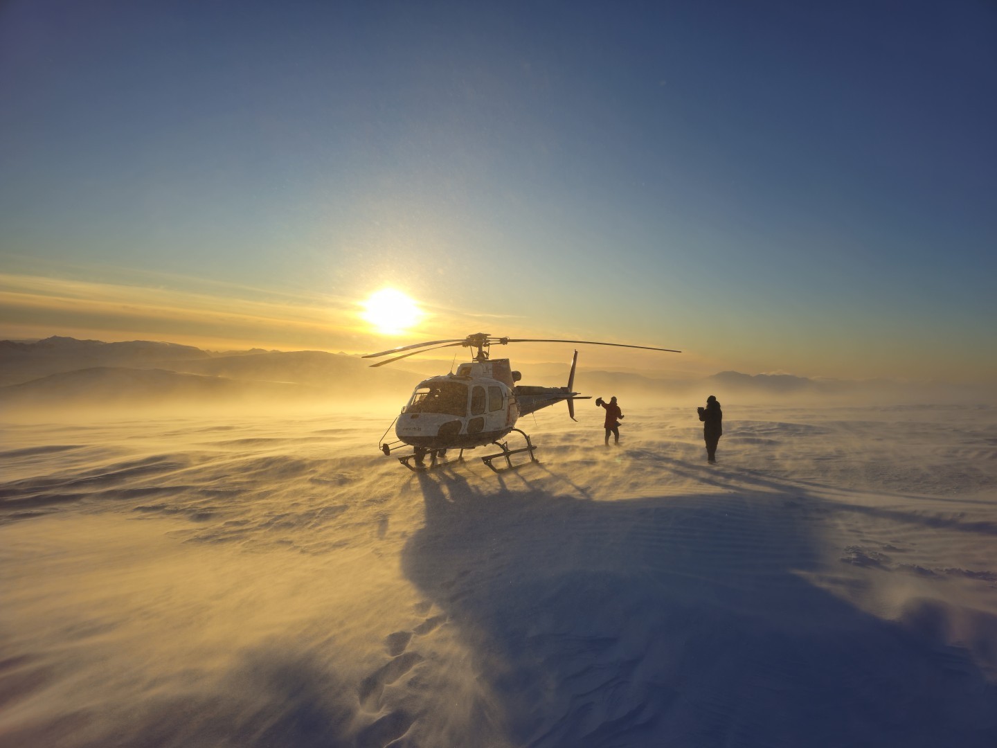 Minus 16°C with out wind chilling on top of Þórisglacier. So fun even though we only lasted for 10 minutes outside. Mylifeasahelicopterpilot
with his customers in sightseeing tours.