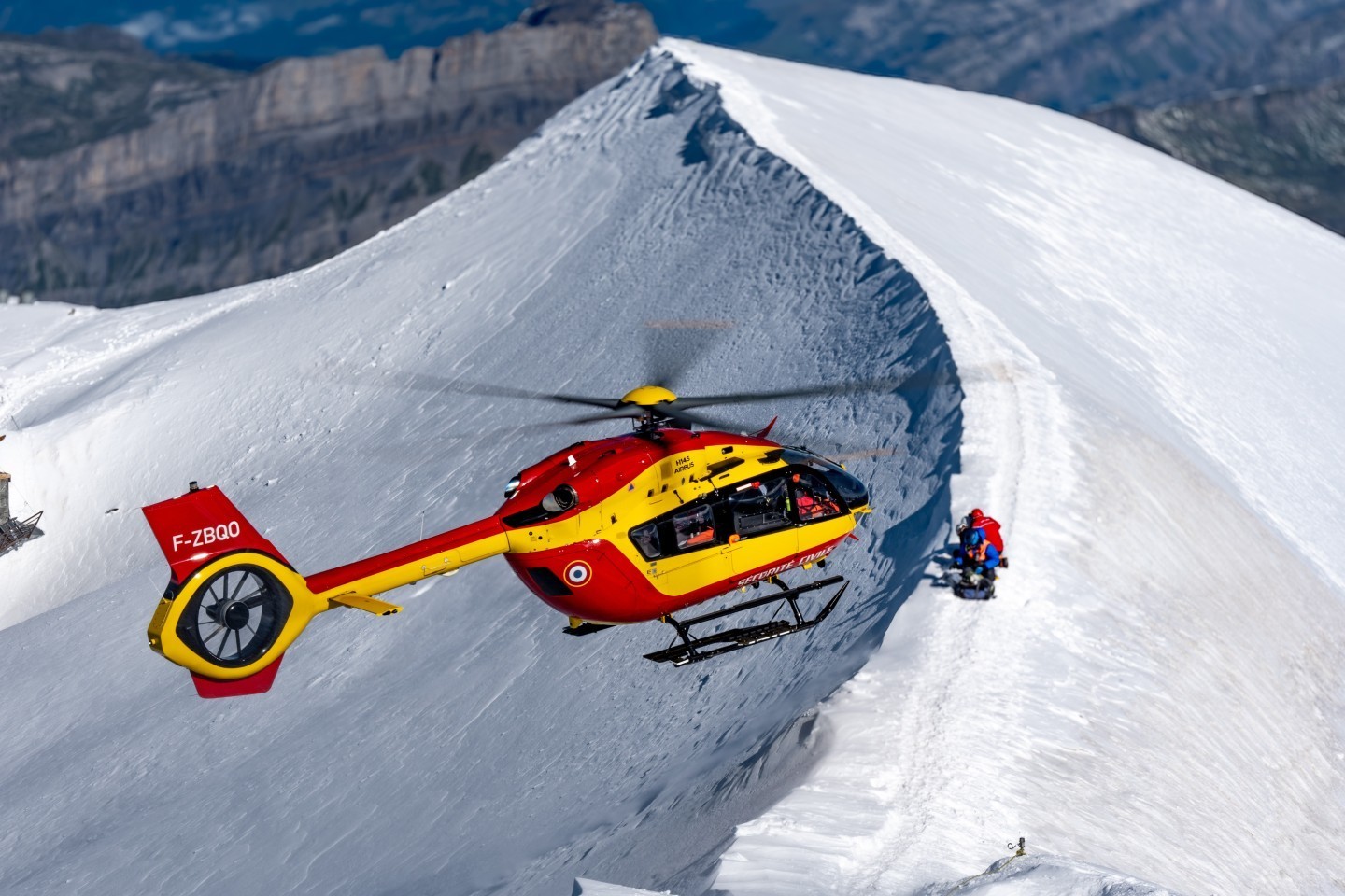 I was working with another helicopter when this H145 from Civil Security Search and Rescue in the French Alps took off from Chamonix. I was
at 3800 meters and it was around -15°, it was quite exceptional to be able to witness this.