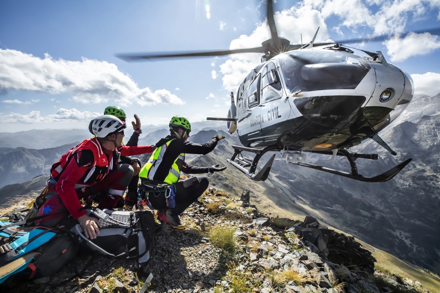The Air Service (SAER) and the Special Mountain Intervention Rescue Groups (GREIM) of the Spanish Civil Guard have the responsibility of
carrying out mountain and high mountain rescues in a large part of the Spanish Pyrenees.