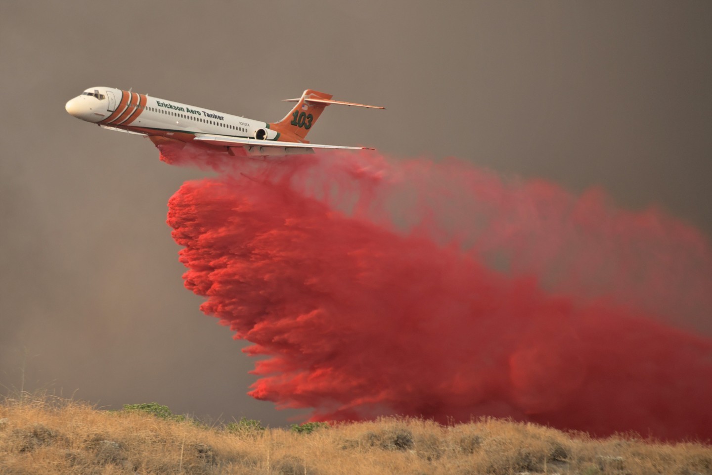 Erickson Aero Tanker T-103 makes a retardant drop on the right flank of the Rabbit fire off Gilman Hot Springs rd near Hemet, CA which ended
up burning 8,283 acres.