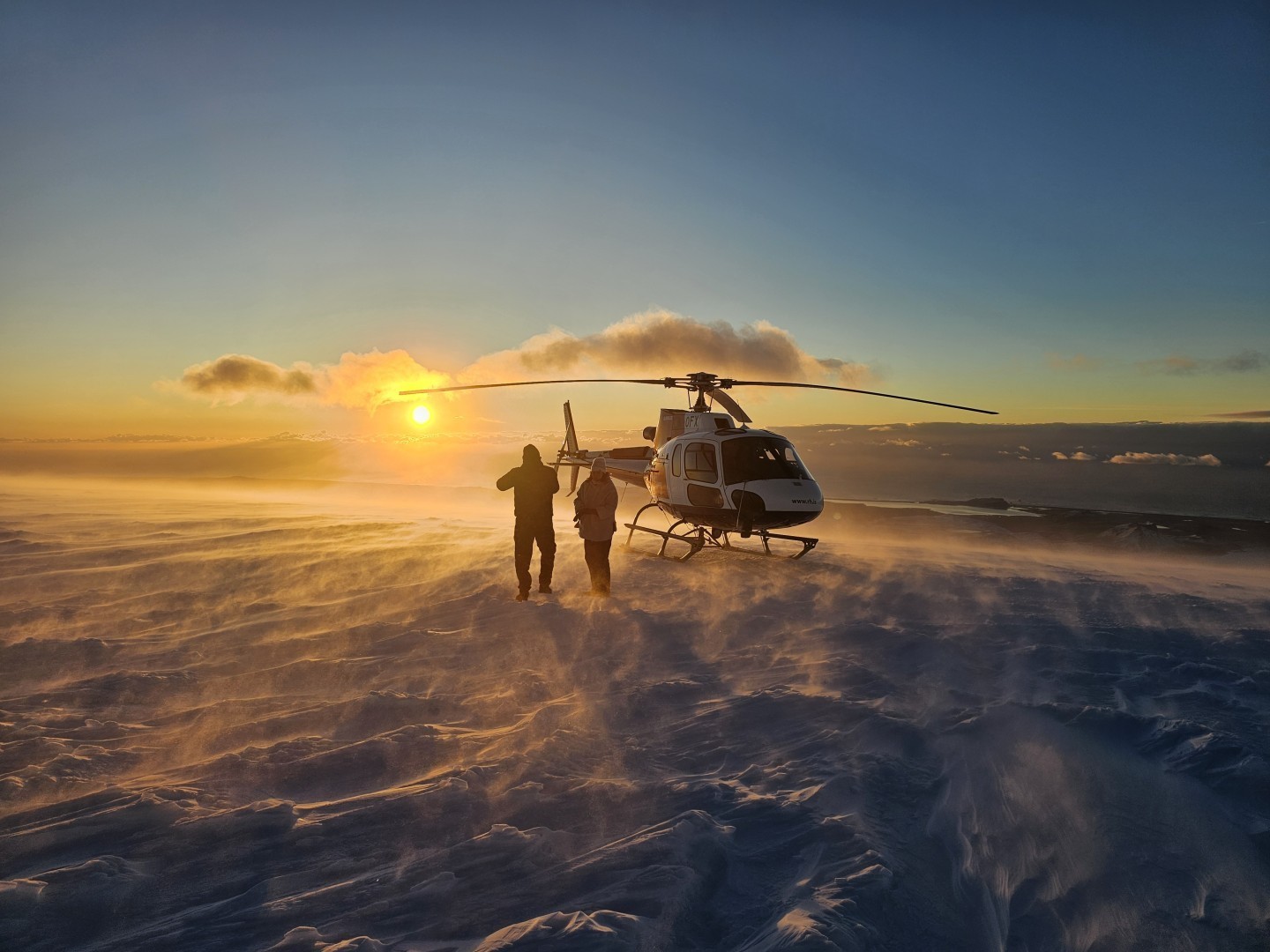 25 knots wind on Mýrdals glacier Iceland, doing a sightseeing tour, great tour in beautiful light. Mínus 10°C celsius, but the customers
loved it. Pilot Gísli Gíslason #mylifeasahelicopterpilot