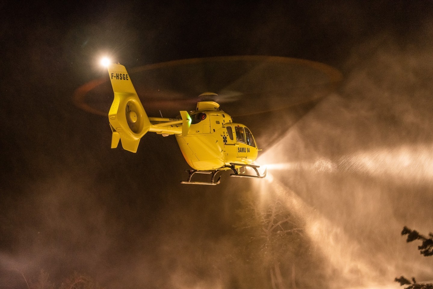 Unexpected encounter with the EC135 HéliSMUR 84, in rescue on the north face of Mont Ventoux, after an icy sunset at the summit. Taking off
from the narrow road climbing to the summit, the helicopter raises a cloud of snow, lit by its own headlights. A particular detail occurred
to me after the shooting: we can clearly see the glowing light of the combustion chamber behind the turbines.
