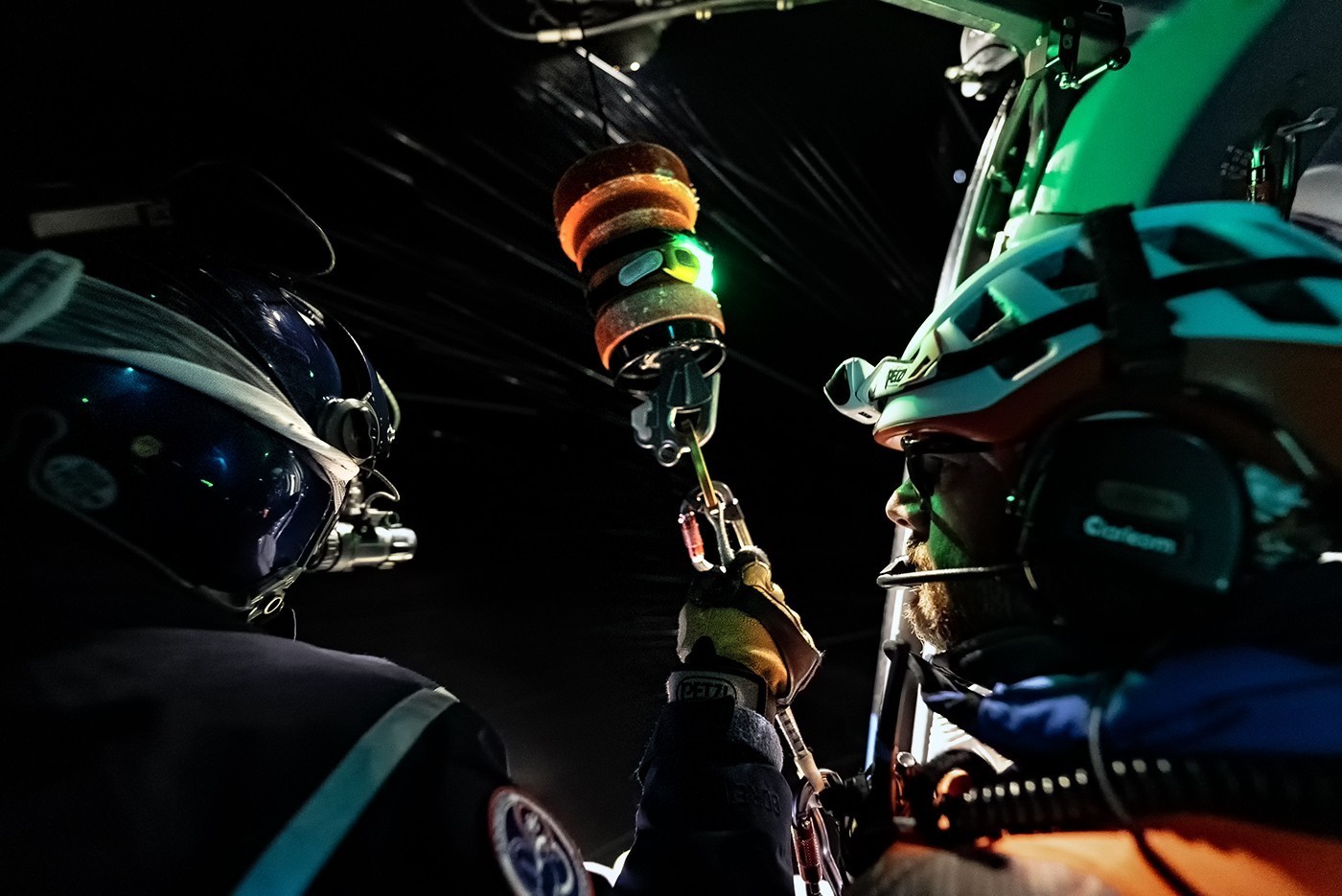 At night it is even more a challenge to hoist a person. Waiting tot be in the right position the hoist operator function is to be an extra
pair of eyes in the dark for the pilot.