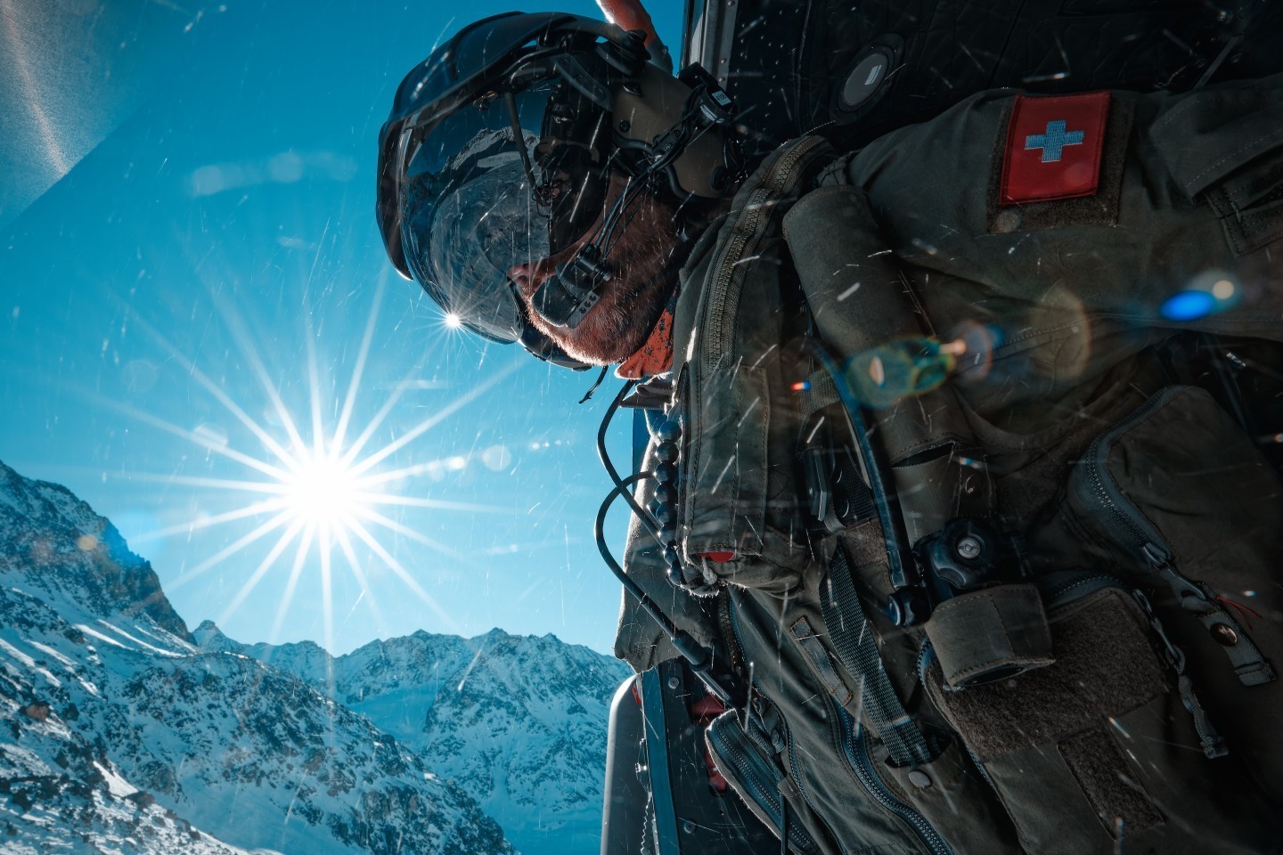 A bord d'un Cougar des Forces Aériennes Suisse, le 3ème homme (Load Master) sécurise le posé sur un glacier. Le glacier se situe au coeur
des Alpes Suisse.