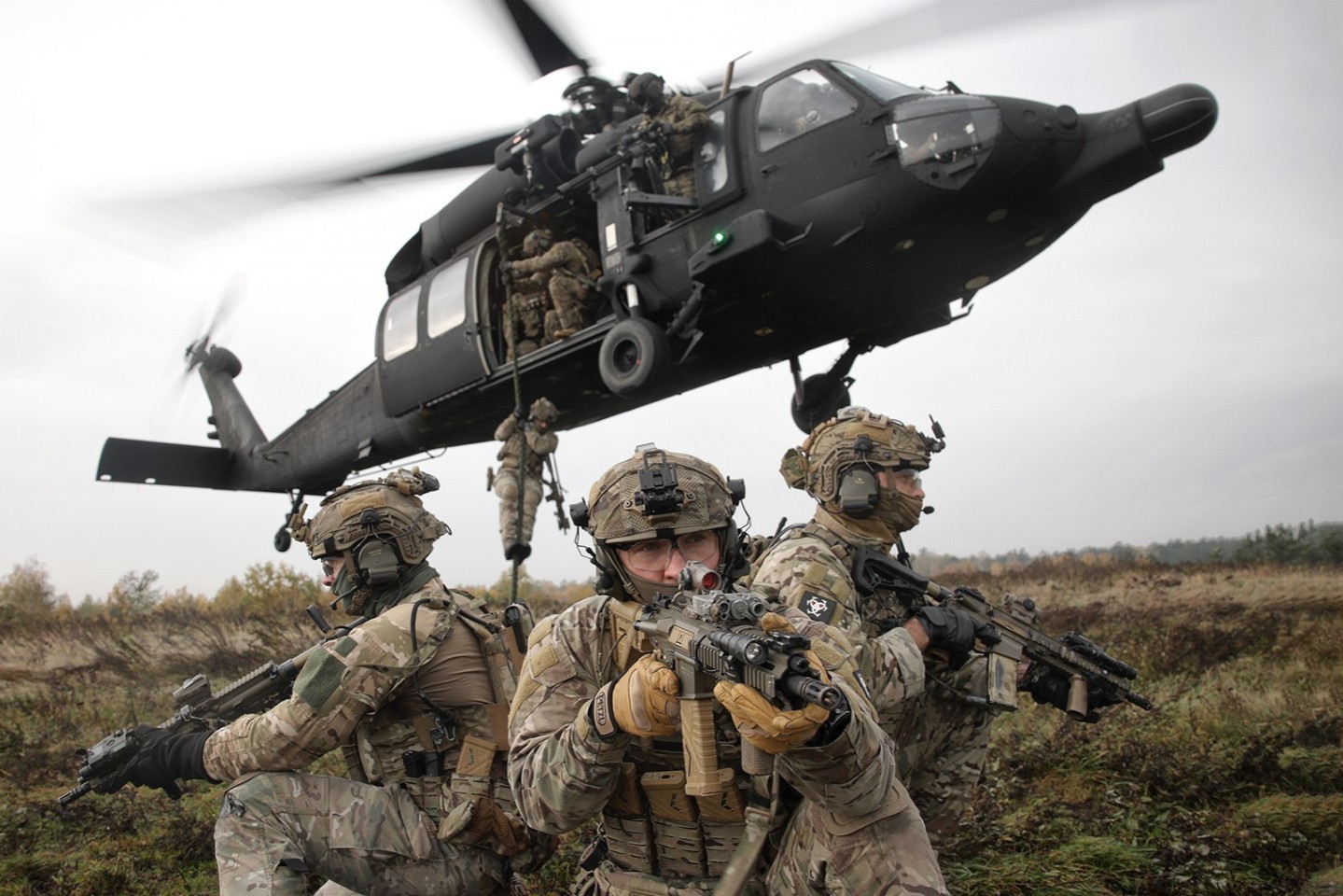 Polish Tier1 Grom operators are securing the perimeter while the rest of the team is inserted with fast rope from Blackhawk. Note the gunner
and his M134 Minigun