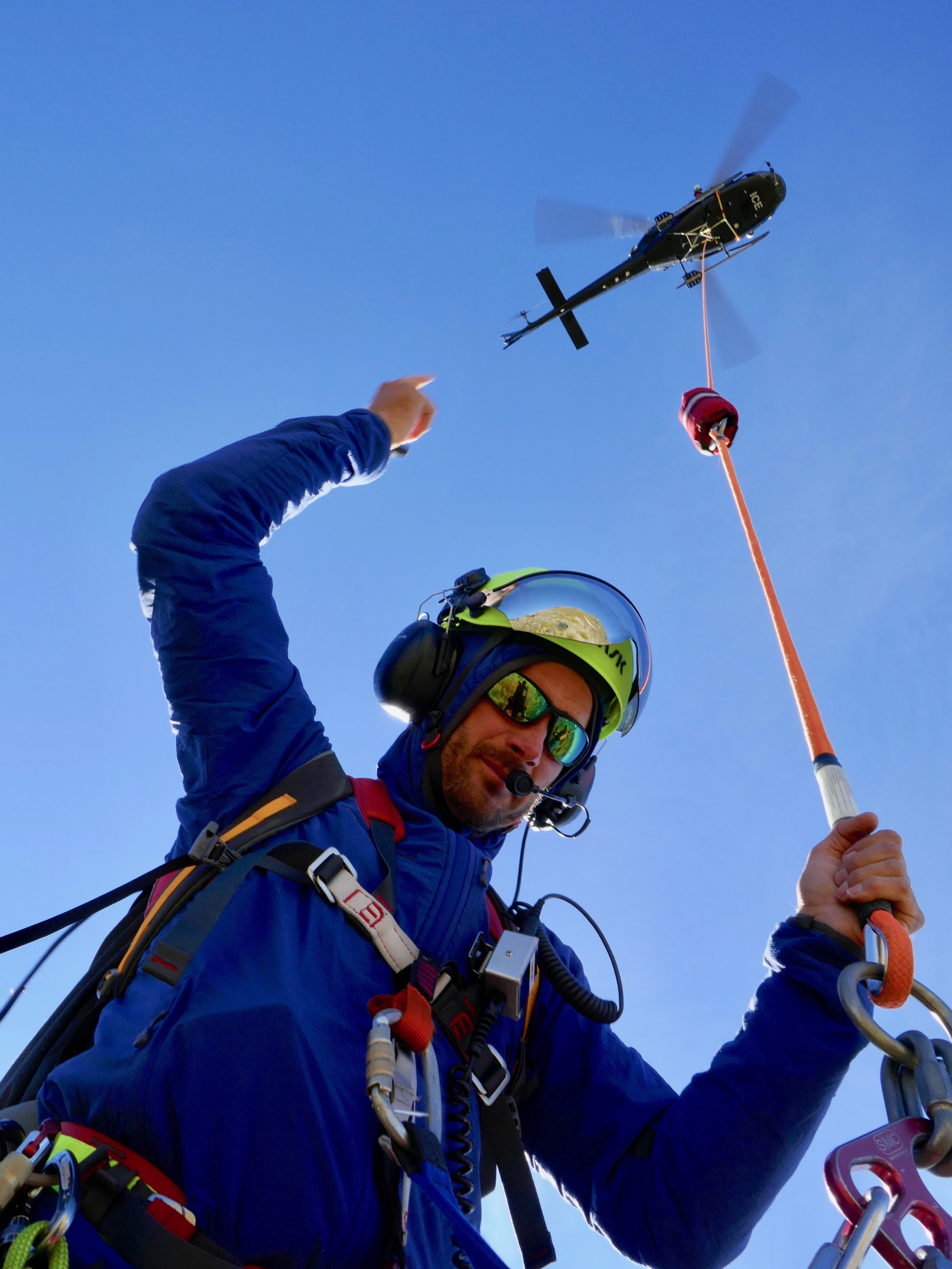 Georges Millet on the Long line with the Queenstown Alpine Cliff Rescue Team at the Remarkables Range, Queenstown. Heliworks NF squirrel
Helicopter flown by Nick Nicholson