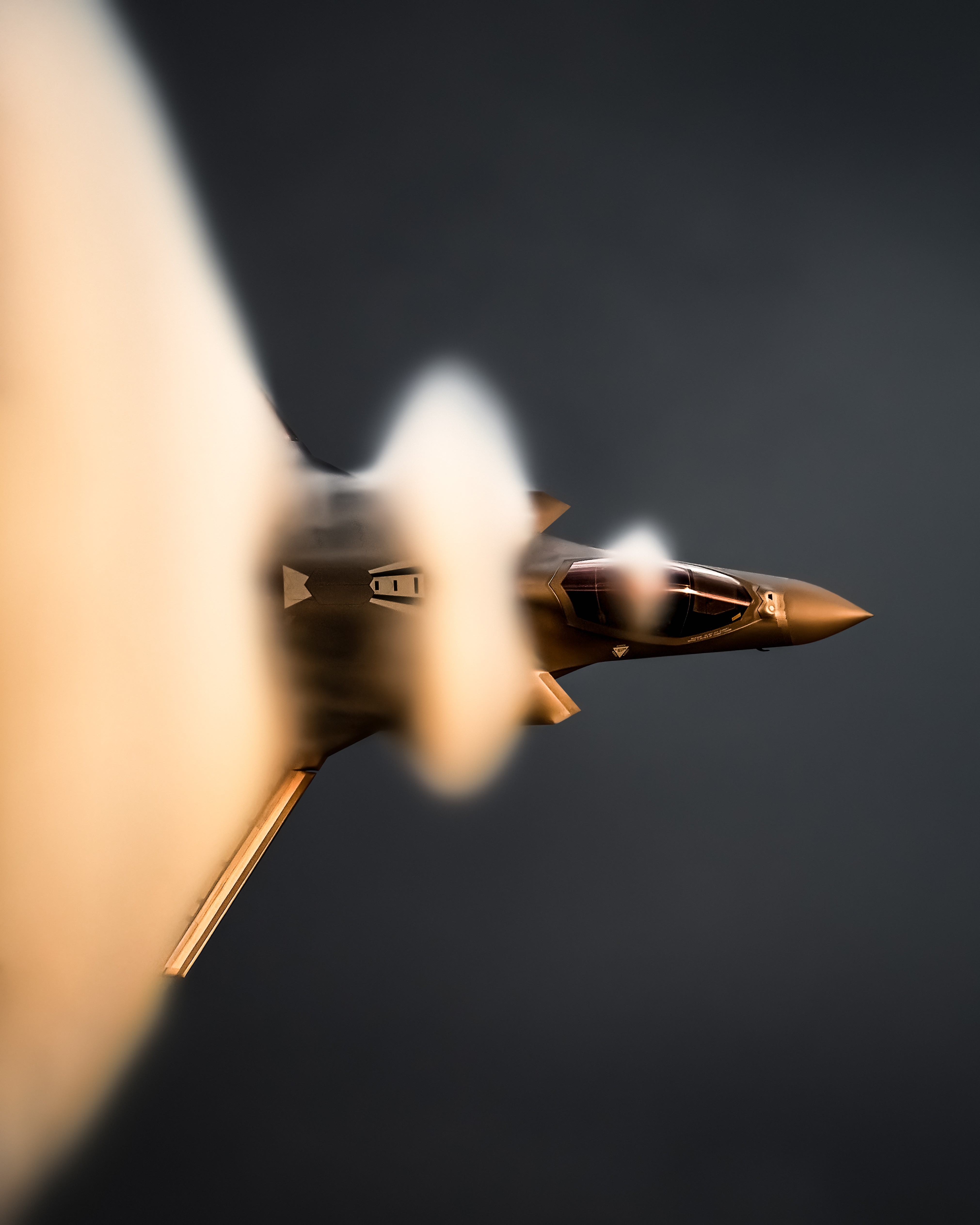 After more than an hour waiting in the rain, the sun came through just before the USAF F-35A demo at the Sanicole Airshow this year. The
scenes we got to see at the moment, are beyond words. Everything came together at the moment, absolutely crazy!