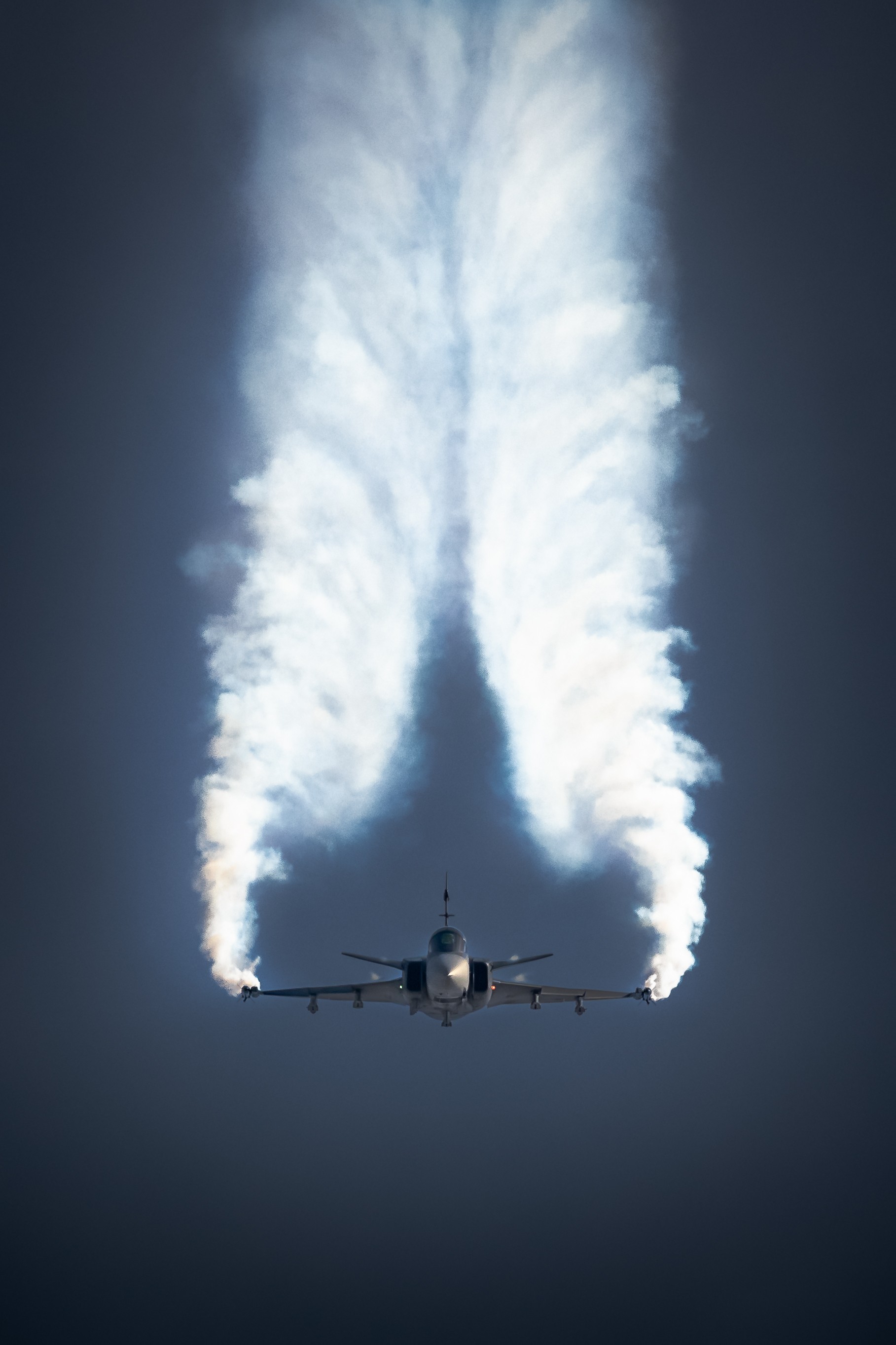 Falling Angel - Hungarian Air Force SAAB JAS-39C Gripen, put to work by demo pilot Máté Majerik, falls from the sky on smoky wings in a
stunning display at The Royal International Air Tattoo