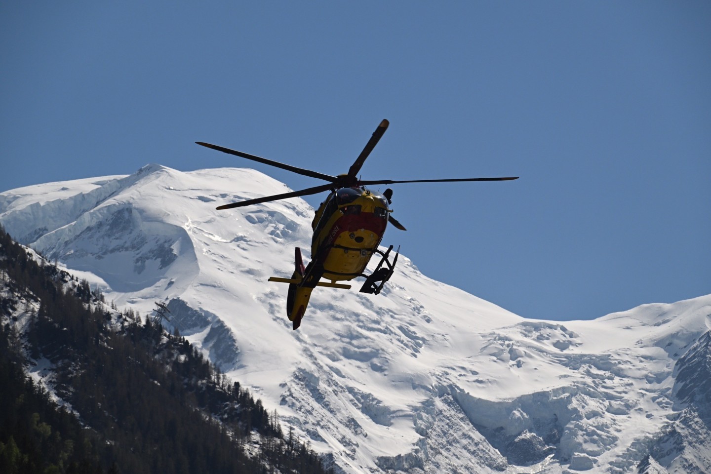 Retour de mission d un Dragon à la DZ des Bois à Chamonix avec le Mont-Blanc