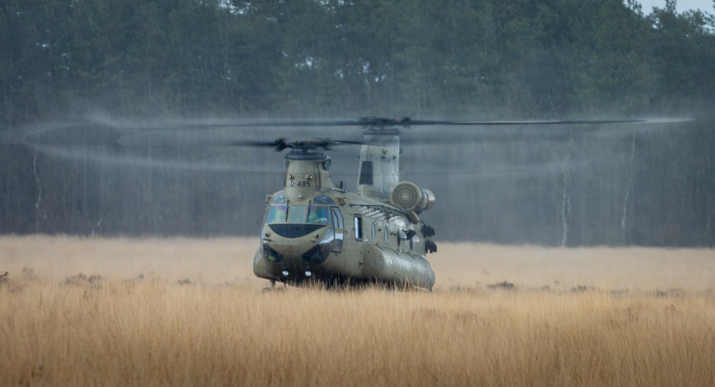 Boeing CH-47F D485 Chinook of the Royal Netherlands Air Force, flying by 298 Squadron (Gilze-Rijen Airbase)

During a heavy rainfall, the exercise was briefly halted, and at that moment I was able to take this photo.