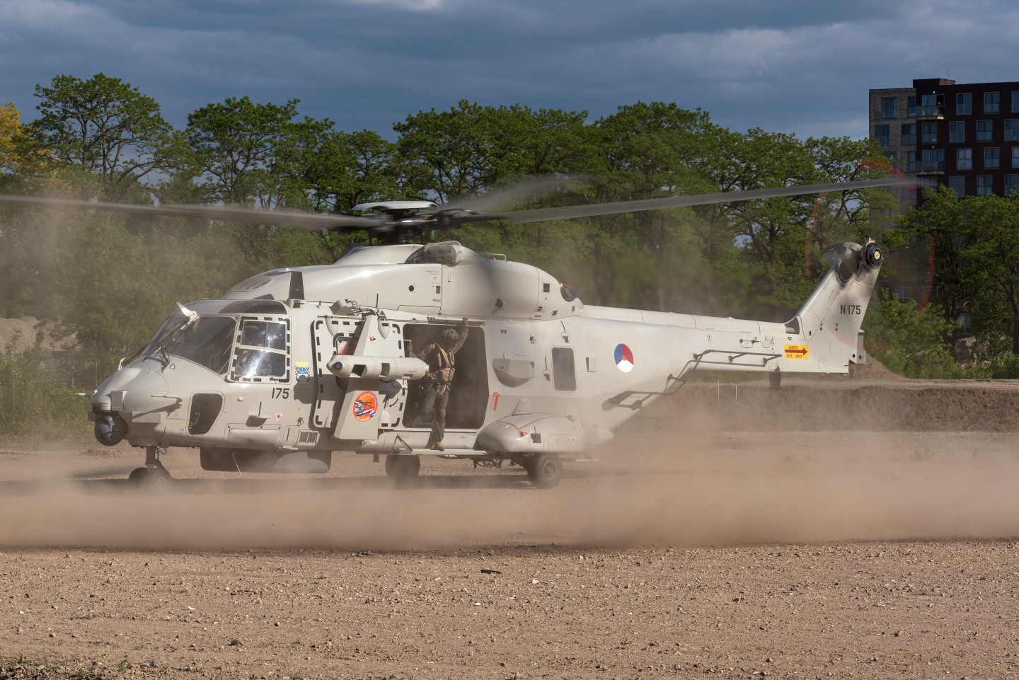 On May 5th, the end of World War II is commemorated in the Netherlands. The Liberation Festival takes place on this day, and the Dutch Air Force transports the artists performing at the festival.
This NH90 departed with a beautiful brownout from a construction site in the center of Utrecht after picking up the band RONDÉ.