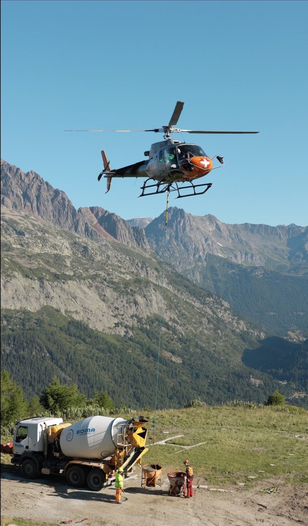 H-125 F-HLLJ en pleine manoeuvre de ravitaillement en béton pour un chantier