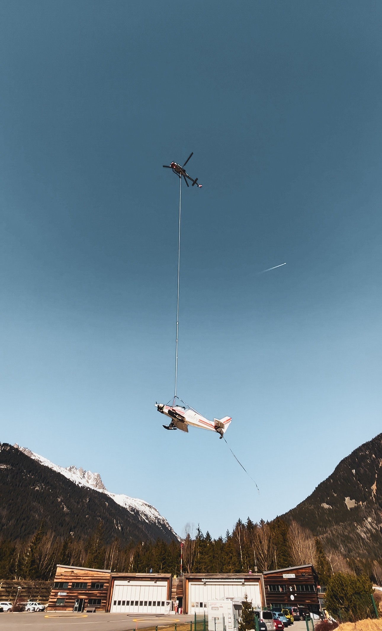 How a plane learns to fly!
An unrealistic scene!
I went to the DZ des Bois in Chamonix for this moment: CMBH’s H125 was called in to bring down a plane that had landed a bit roughly on the Mer de Glace.
With only my phone in hand, I couldn’t capture the moment properly with a camera…
Still, it’s an image forever engraved in my mind