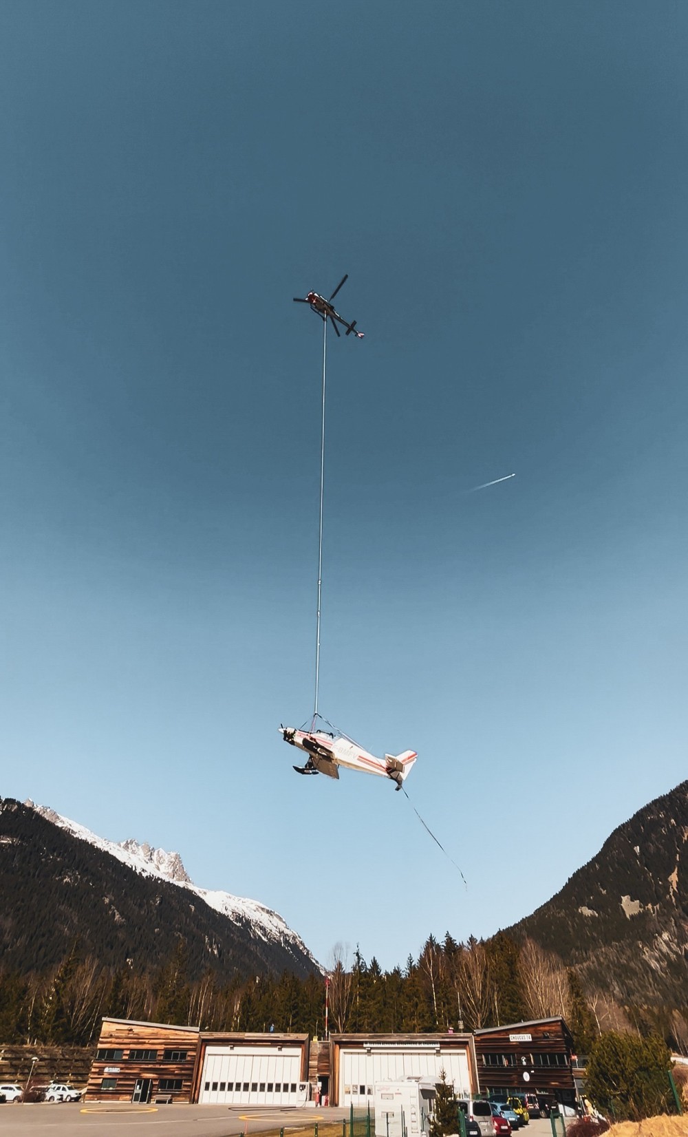 How a plane learns to fly!
An unrealistic scene!
I went to the DZ des Bois in Chamonix for this moment: CMBH’s H125 was called in to bring down a plane that had landed a bit roughly on the Mer de Glace.
With only my phone in hand, I couldn’t capture the moment properly with a camera…
Still, it’s an image forever engraved in my mind