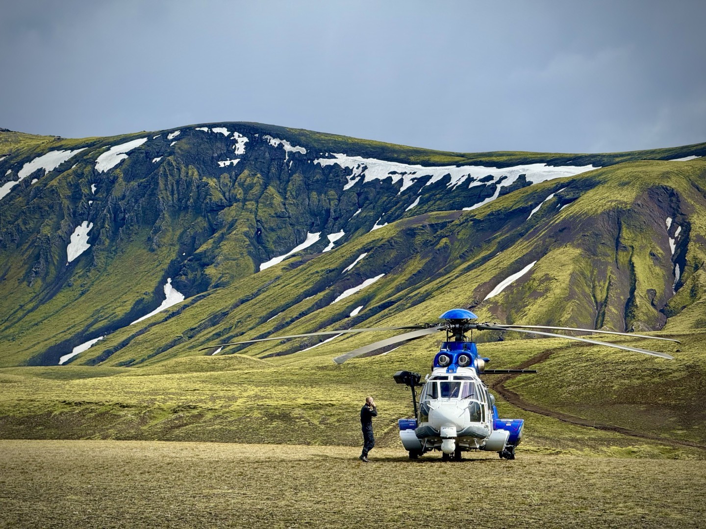 Icelandic Coastguard H225 helicopter at Álftavatn doing police flights