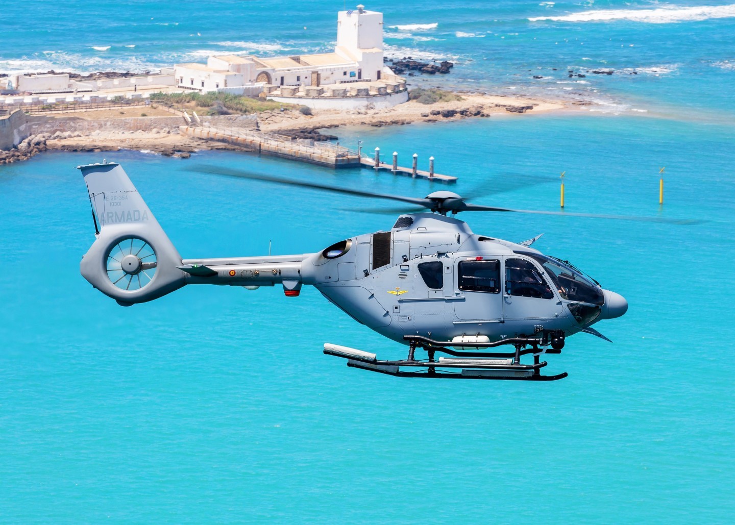 Flying over Sancti Petri Castell in Cadiz, Spain with the news Spanish navy Airbus H-135.
The H-135 was one year in service, flying in the 12º squadron from the Floan