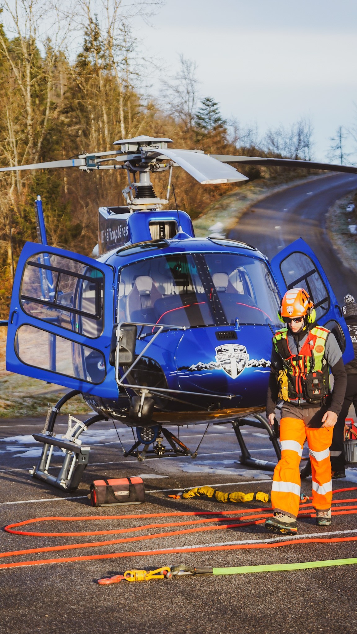 In full preparation for a lifting operation with Savoie Helicoptere, the flight assistant sets up the slings and equipment to ensure the smooth progress of the mission