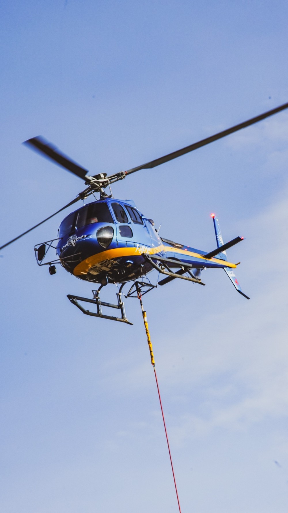 A sling operation carried out by Savoie Hélico in the Jura. That day, numerous rotations were completed under fair weather conditions.