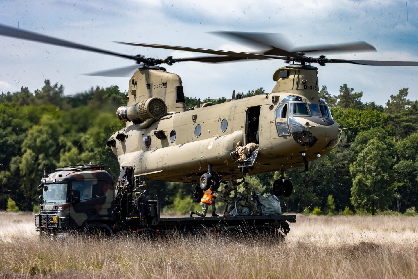 Boeing CH-47F D485 Chinook of the Royal Netherlands Air Force, flying by 298 Squadron (Gilze-Rijen Airbase) during a Landing Point Commander Course that was given by School Grond-lucht Samenwerking (SGLS).