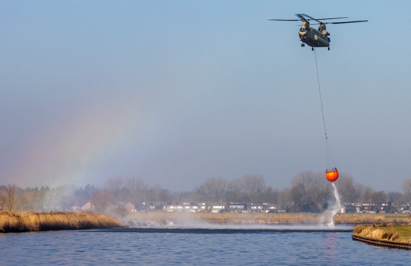 Boeing CH-47F D485 Chinook of the Royal Netherlands Air Force, flying by 298 Squadron (Gilze-Rijen Airbase) during firebucket training (bambi Bucket) water from the Eem
