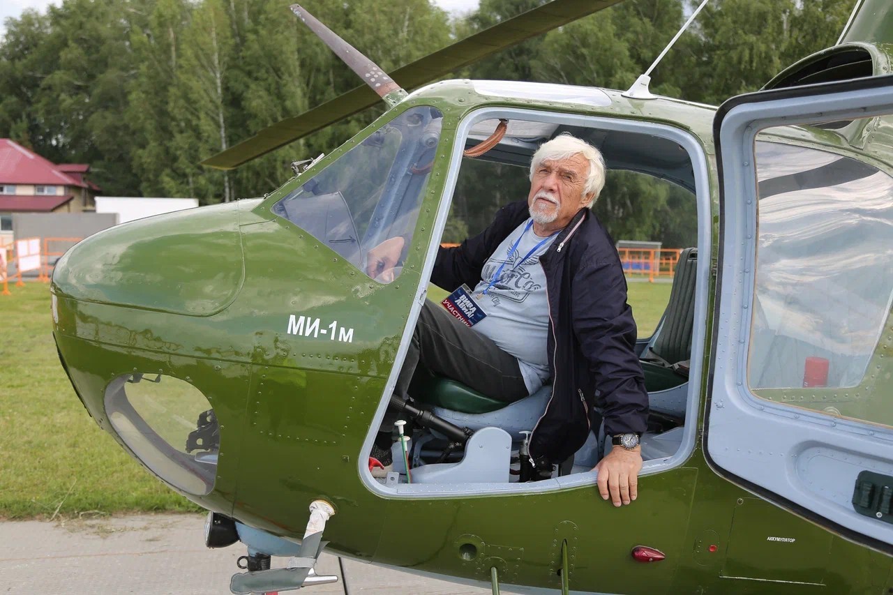Mil Mi-1.The only flying helicopter of this type. Victor Solovyov, champion of the USSR and Russia in helicopter sports, is at the helm. Airfield Mochische, Novosibirsk region