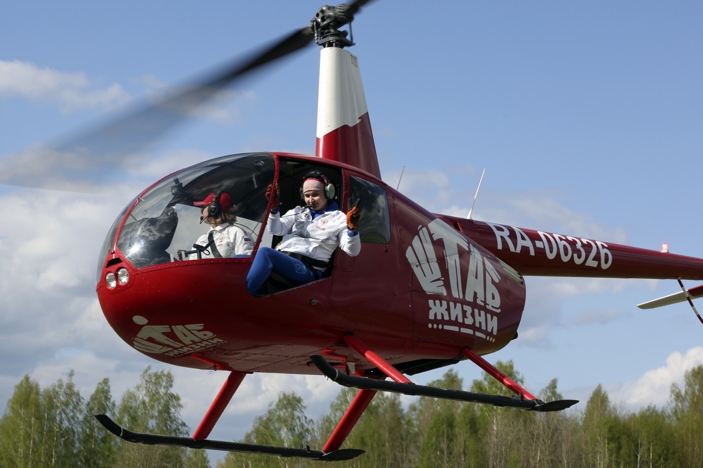 The female crew of Ekaterina Krivitskaya and Diana Riyazova, winners of the Udmurtia Republic Helicopter Sports Championship. Aerfield Pirogovo (Izhevsk)