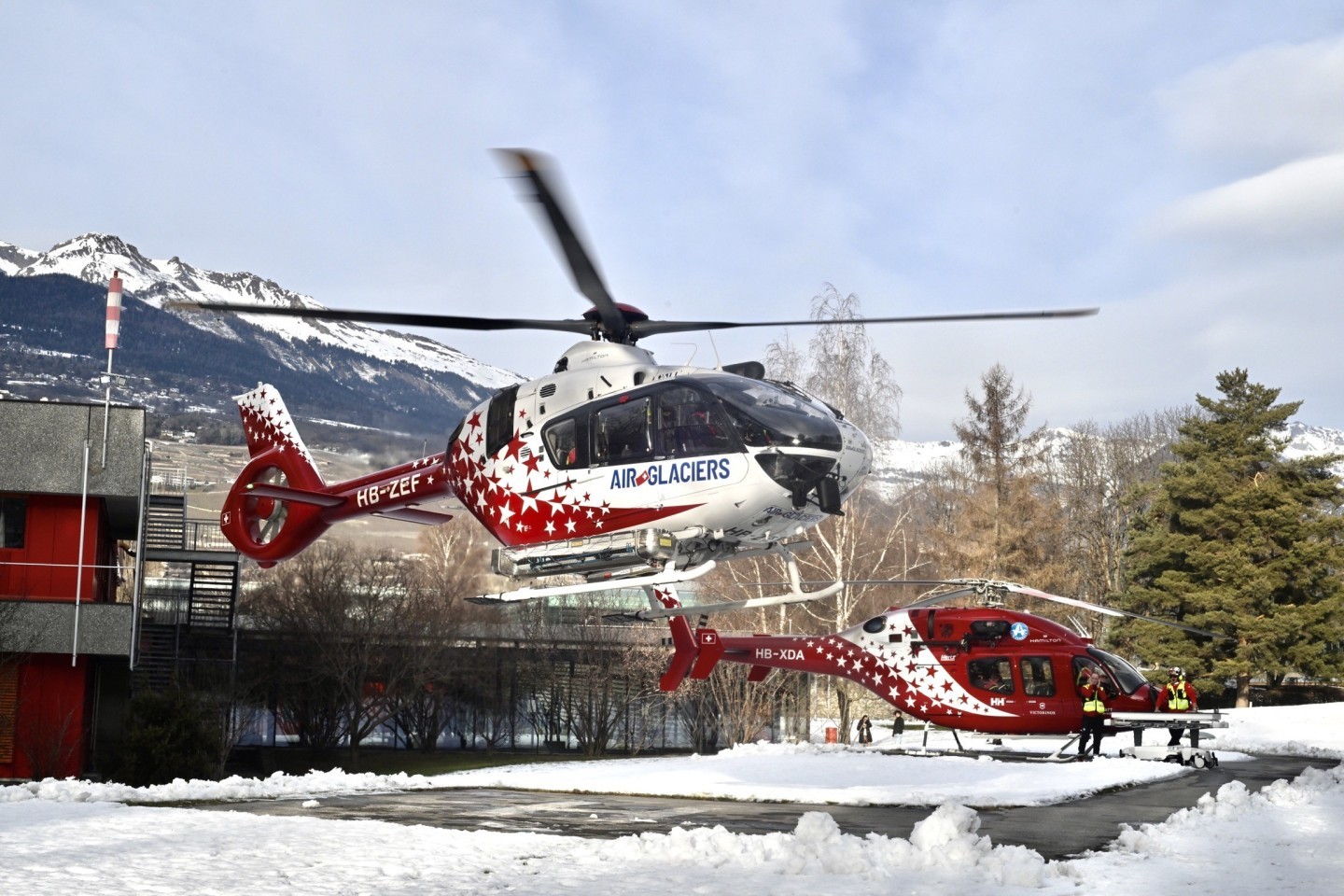 Toujours très intéressant pour les fans de voilures tournantes, les hivers a l hôpital du Valais à SIon avec le 135 d Air-Glaciers et le dernier des Bell429 d Air-Zermatt