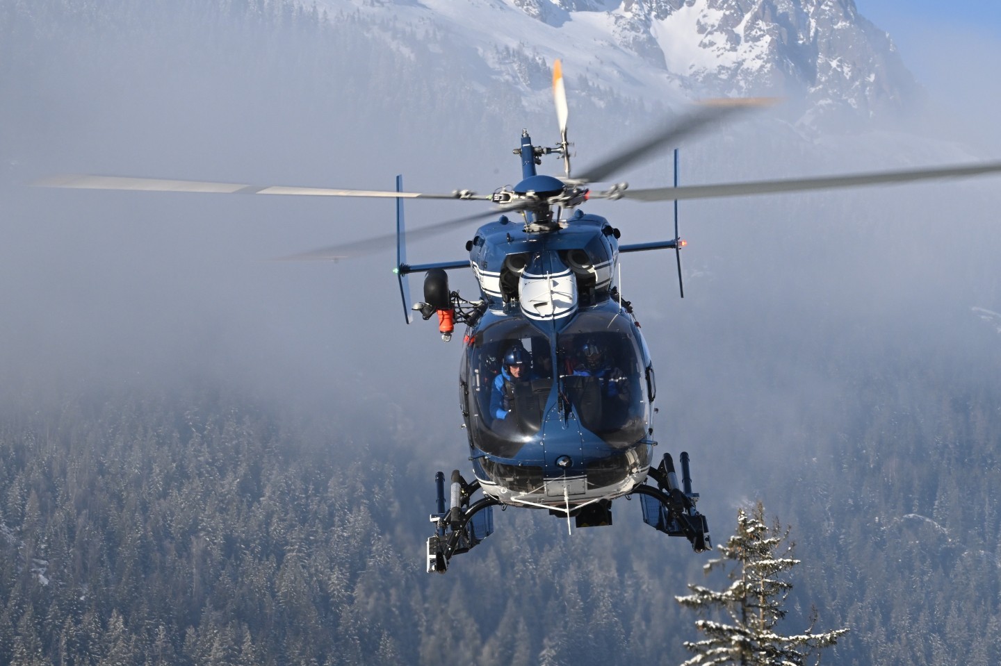 Je me présente…je suis l EC145 de la Gendarmerie au départ de la DZ des Bois à Chamonix et dépêche toi de me photographier…pas faire long j ai mission…!