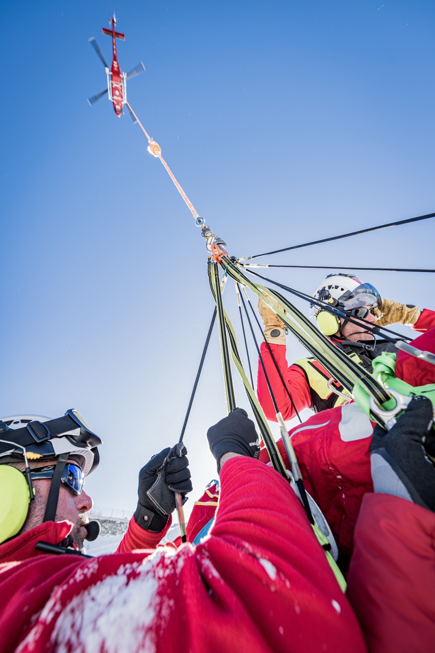 Helicopter Rescue in Winter – An Extraordinary Experience
Experiencing a helicopter rescue in winter as a photographer is anything but ordinary. As the rotor blades cut through the icy mountain air and snow clouds swirl around, you witness an impressive interplay of precision, courage, and technology. The team works with meticulous precision, every movement perfectly coordinated. As a photographer, you suddenly become part of this dynamic while simultaneously observing the fascinating harmony between humans and machinery. Such moments not only deepen your respect for the mountains but also your appreciation for life and the people dedicated to saving it.