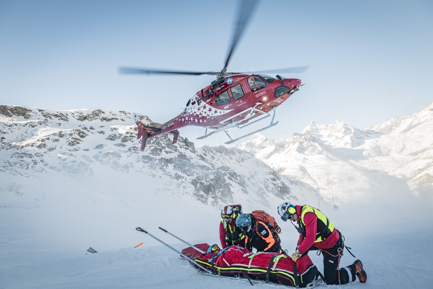 Helicopter Rescue in Winter – An Extraordinary Experience
Experiencing a helicopter rescue in winter as a photographer is anything but ordinary. As the rotor blades cut through the icy mountain air and snow clouds swirl around, you witness an impressive interplay of precision, courage, and technology. The team works with meticulous precision, every movement perfectly coordinated. As a photographer, you suddenly become part of this dynamic while simultaneously observing the fascinating harmony between humans and machinery. Such moments not only deepen your respect for the mountains but also your appreciation for life and the people dedicated to saving it.