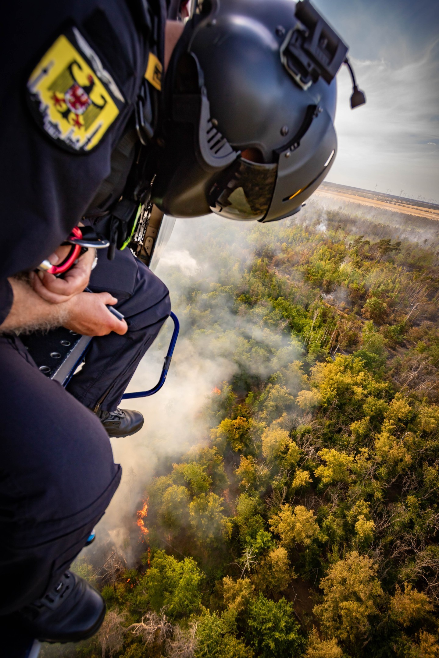Operator of the German Federal Police Air Unit Blumberg ready for dropping on a wildland fire in Saxony.