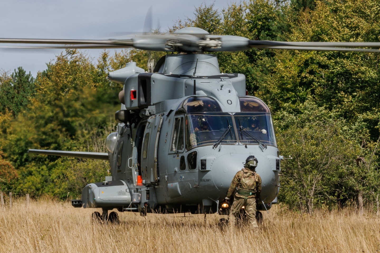 Crewman checking the rotor clearance of a Royal Navy Merlin HC4 after landing in a confined area on Salisbury Plain Training Area
JUNGLY14 845nas ZJ130