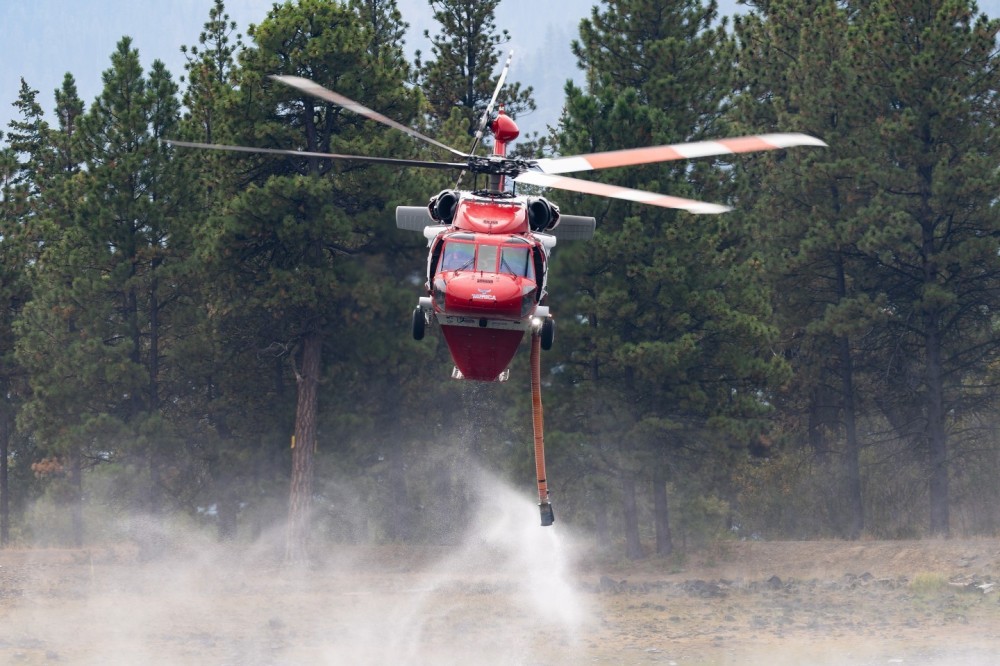 Northwest Helicopters N660NW Blackhawk dubbed 'Merica lifting off from Beehive Reservoir up Mission Ridge after drafting water in support of the Mission Ridge Fire.