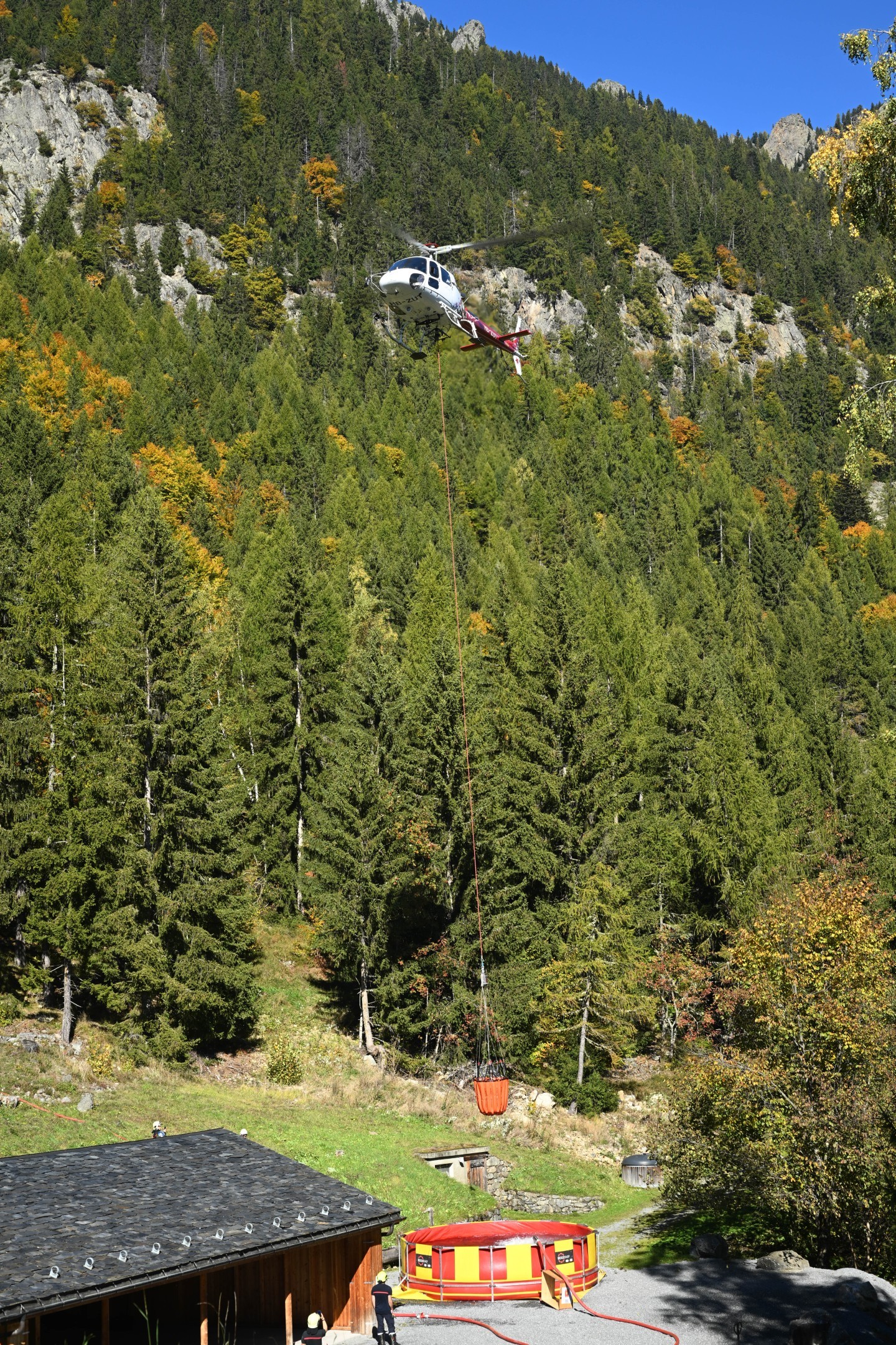 cours pompiers au Bambi à Salvan (VS) Switzerland Ecureuil B3 HB-ZUT d'Air-Glaciers le 10.10.2025 avec un magnifique temps et des couleurs d'automne si caractéristique dans cette forêt
