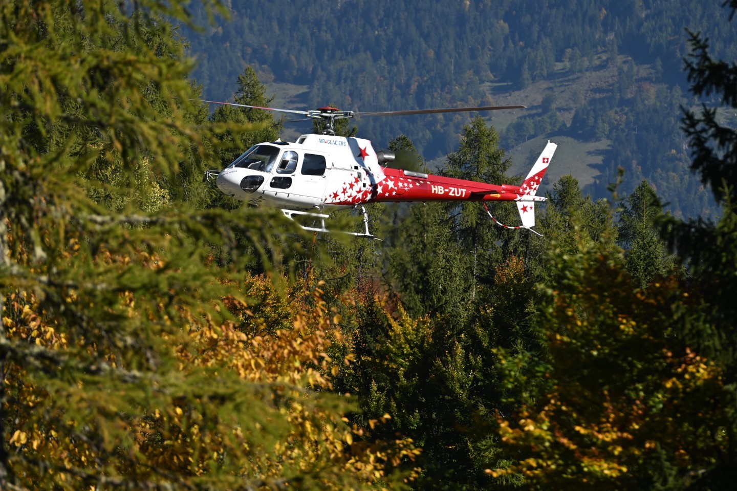 dans un cadre grandiose et des couleurs si caractéristiques d'automne à l'occasion d'un cours de pompiers et le Bambi sur la commune de Salvan (VS) Switzerland le 10 octobre pour l'Ecureuil B3 d'Air-Glaciers le HB-ZUT